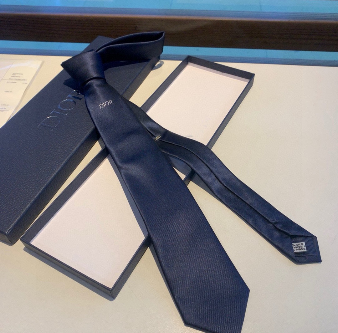 特价 爆款到👏👏Do家新款领带 👔👔Dior男士【D家LOGO系列领带】，稀有😻😻展现精湛手工与时尚优雅