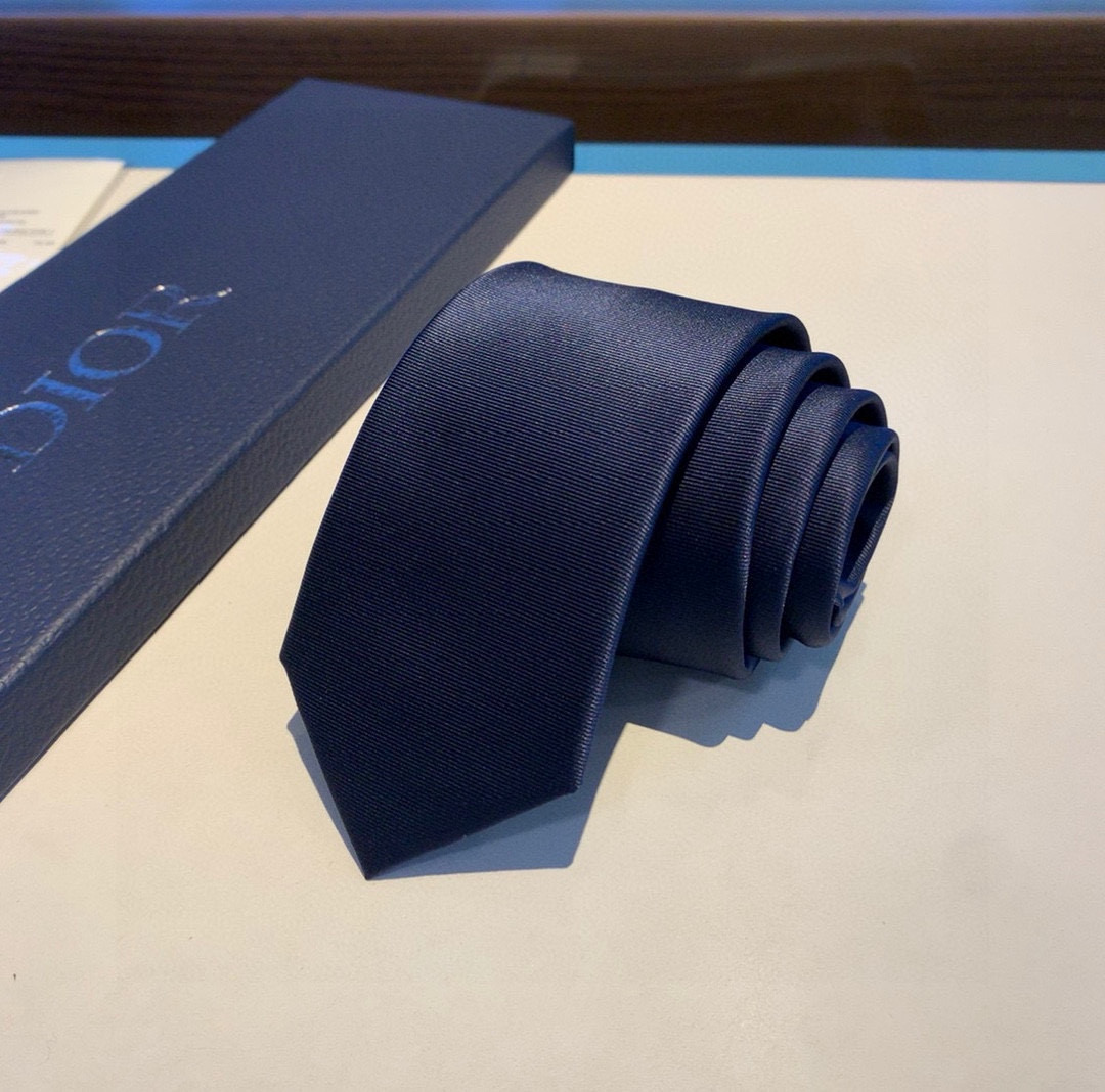 特价 爆款到👏👏Do家新款领带 👔👔Dior男士【D家LOGO系列领带】，稀有😻😻展现精湛手工与时尚优雅