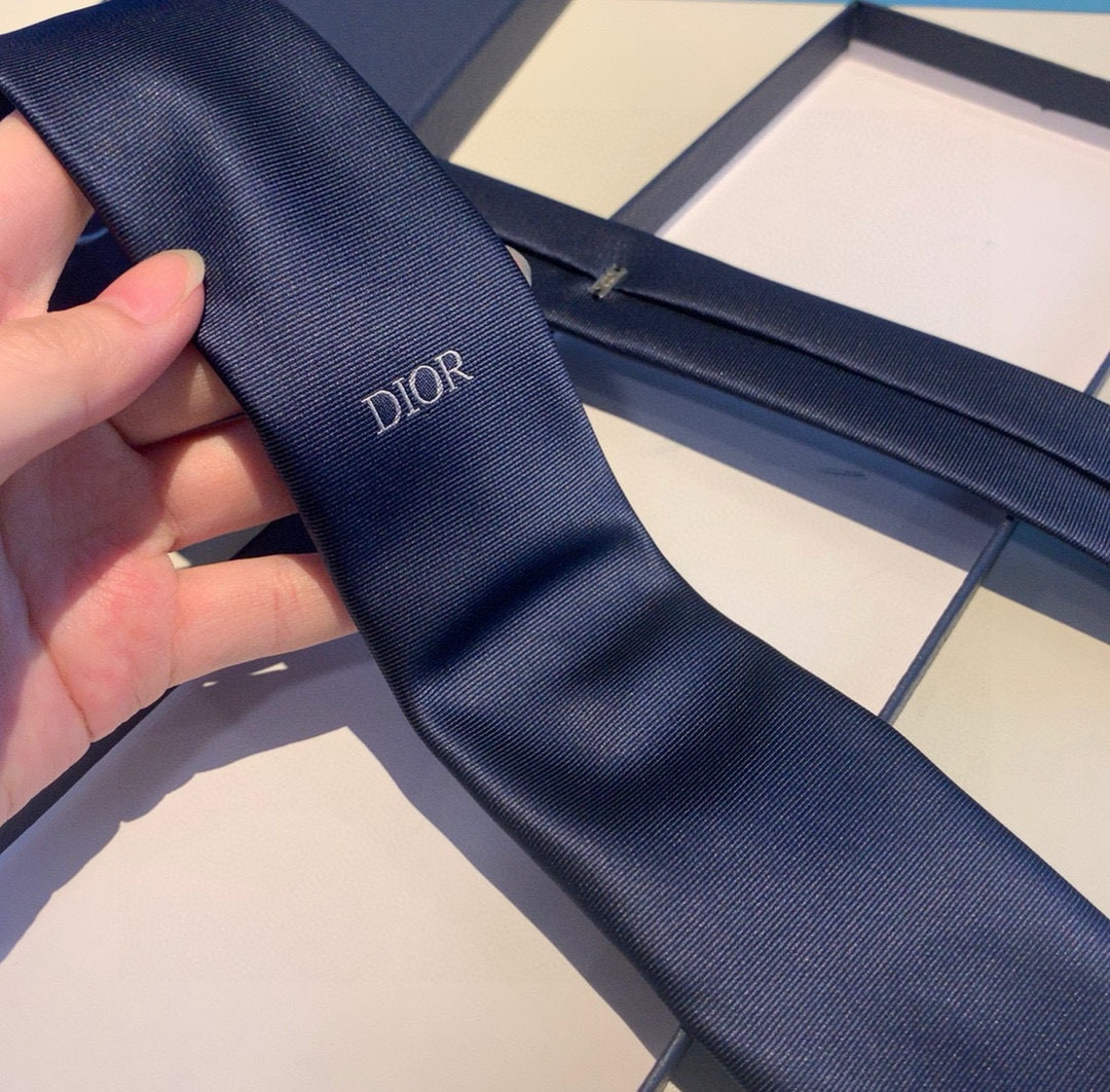 特价 爆款到👏👏Do家新款领带 👔👔Dior男士【D家LOGO系列领带】，稀有😻😻展现精湛手工与时尚优雅