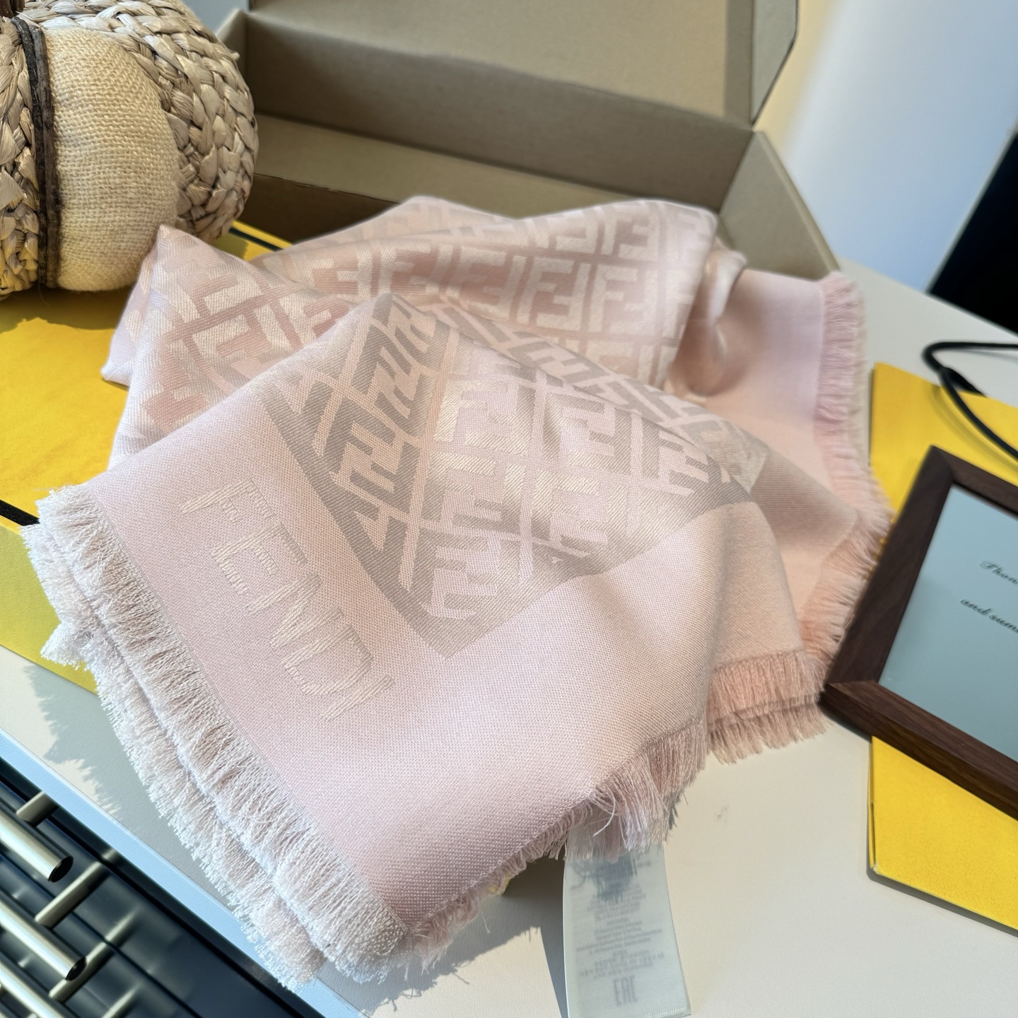 𝐅𝐞𝐧𝐝𝐢 25新款《FF金银丝提花披肩》Size：140x140cm 材质45%羊毛，45%桑蚕丝，7