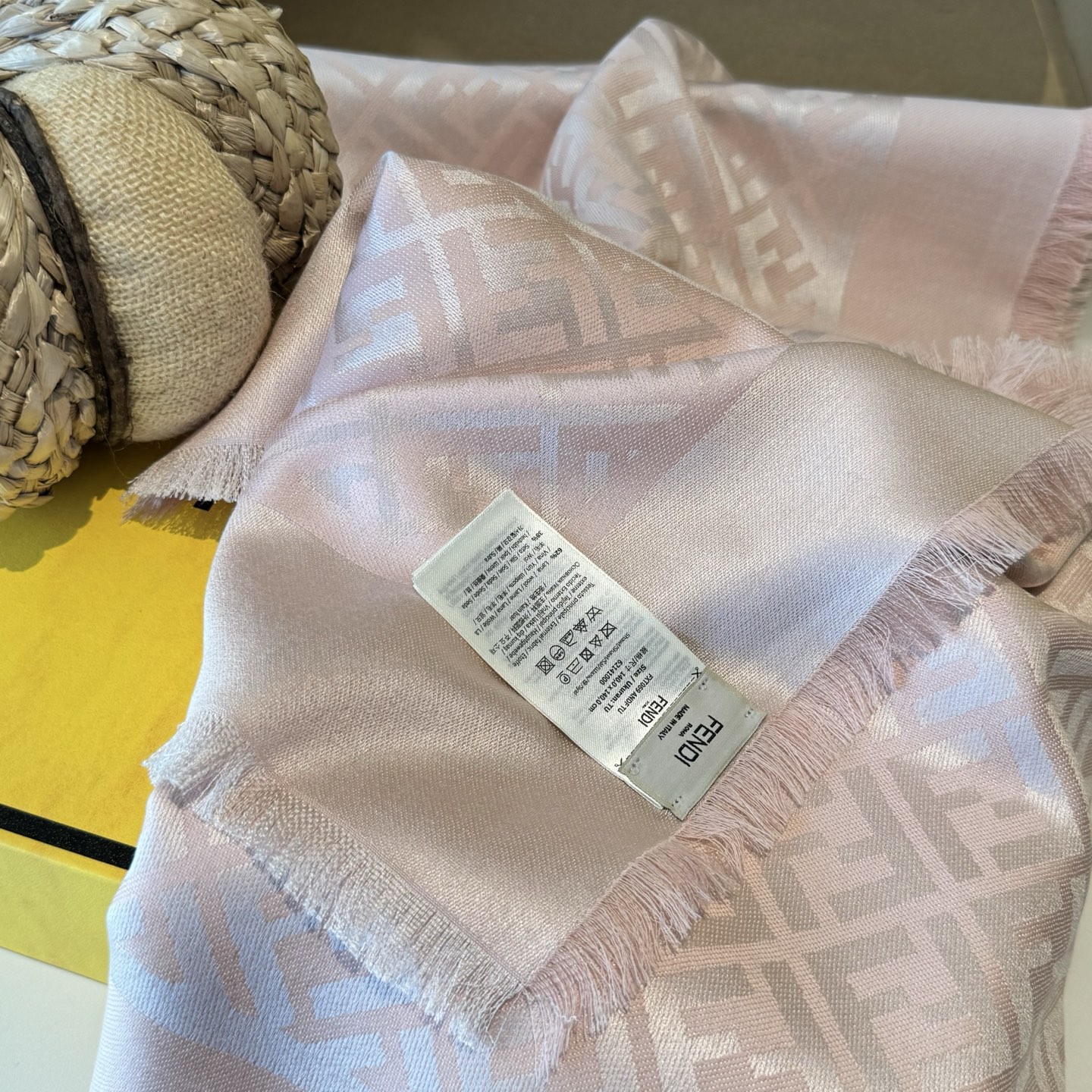 𝐅𝐞𝐧𝐝𝐢 25新款《FF金银丝提花披肩》Size：140x140cm 材质45%羊毛，45%桑蚕丝，7