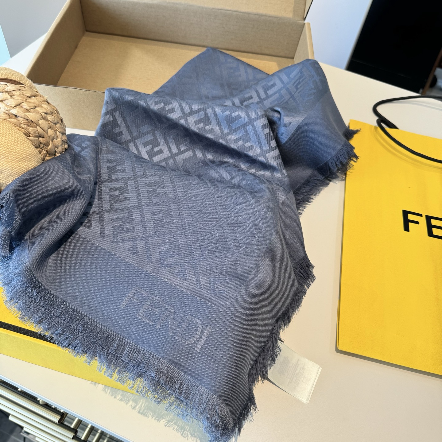 𝐅𝐞𝐧𝐝𝐢 25新款《FF金银丝提花披肩》Size：140x140cm 材质45%羊毛，45%桑蚕丝，7