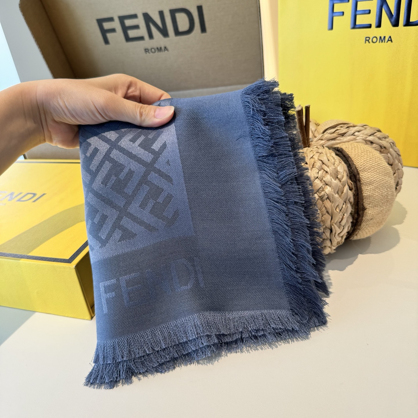 𝐅𝐞𝐧𝐝𝐢 25新款《FF金银丝提花披肩》Size：140x140cm 材质45%羊毛，45%桑蚕丝，7