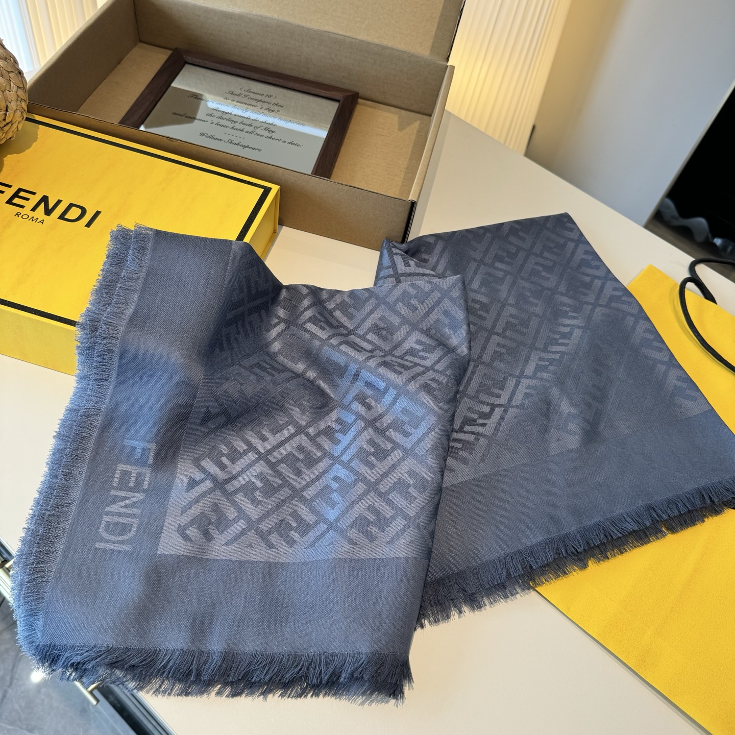 𝐅𝐞𝐧𝐝𝐢 25新款《FF金银丝提花披肩》Size：140x140cm 材质45%羊毛，45%桑蚕丝，7