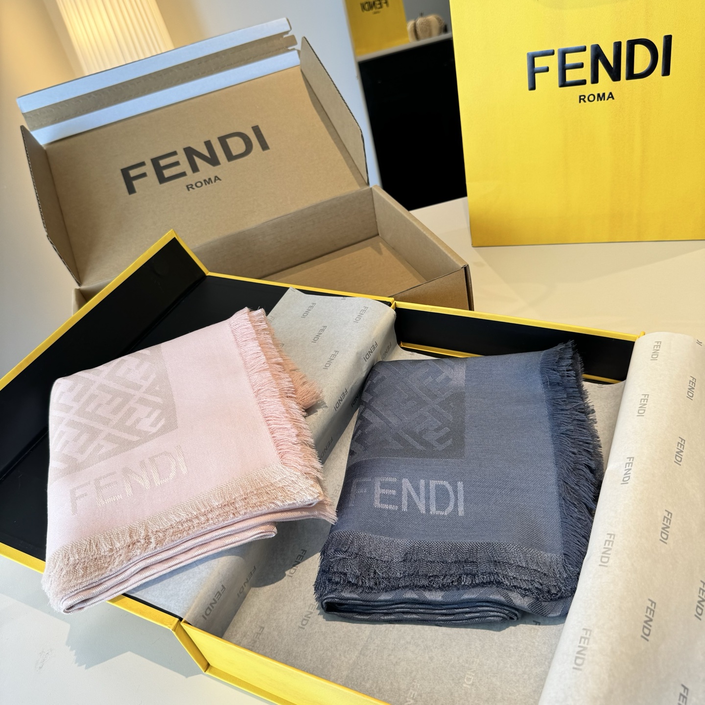 𝐅𝐞𝐧𝐝𝐢 25新款《FF金银丝提花披肩》Size：140x140cm 材质45%羊毛，45%桑蚕丝，7