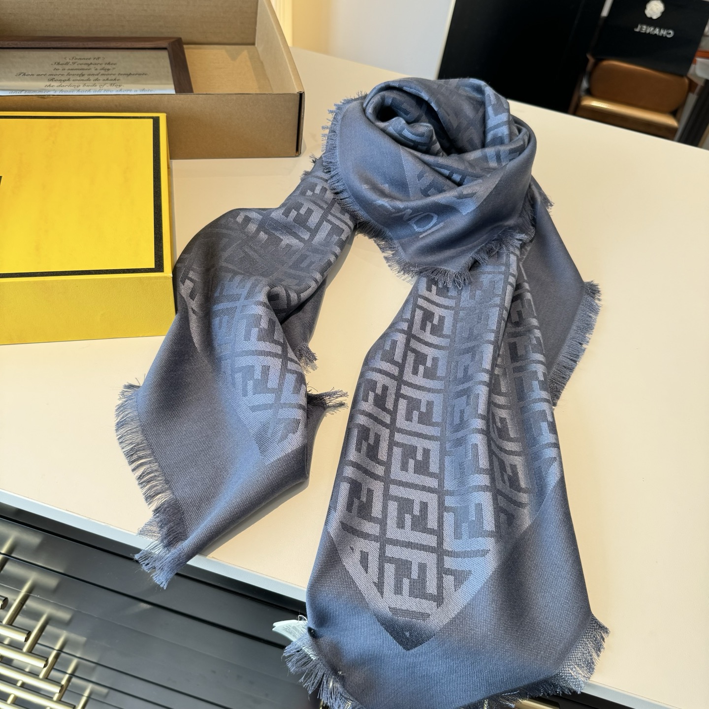 𝐅𝐞𝐧𝐝𝐢 25新款《FF金银丝提花披肩》Size：140x140cm 材质45%羊毛，45%桑蚕丝，7