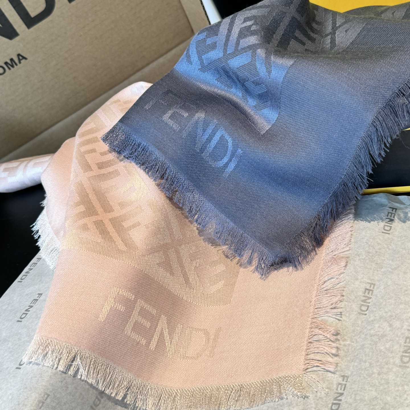𝐅𝐞𝐧𝐝𝐢 25新款《FF金银丝提花披肩》Size：140x140cm 材质45%羊毛，45%桑蚕丝，7