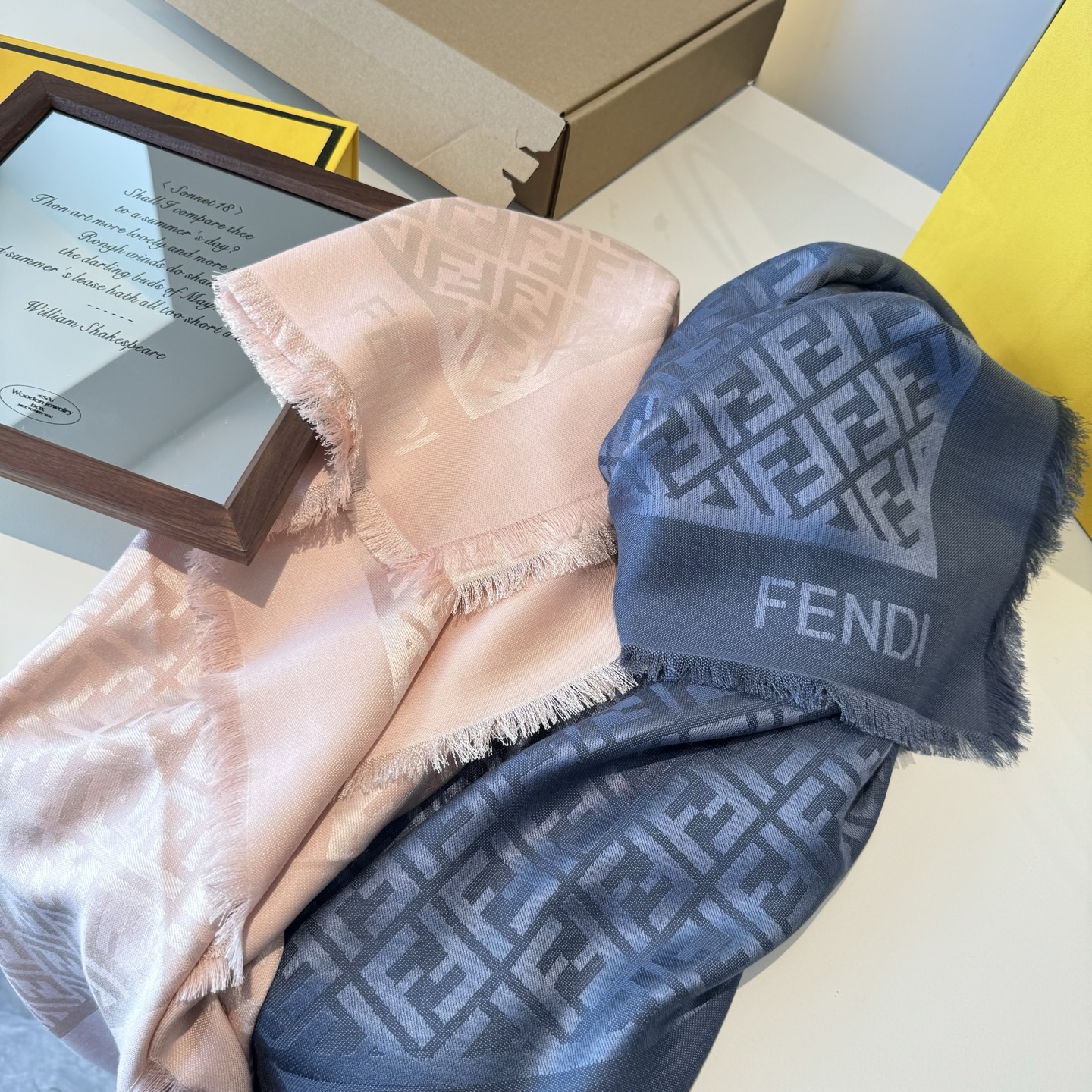 𝐅𝐞𝐧𝐝𝐢 25新款《FF金银丝提花披肩》Size：140x140cm 材质45%羊毛，45%桑蚕丝，7