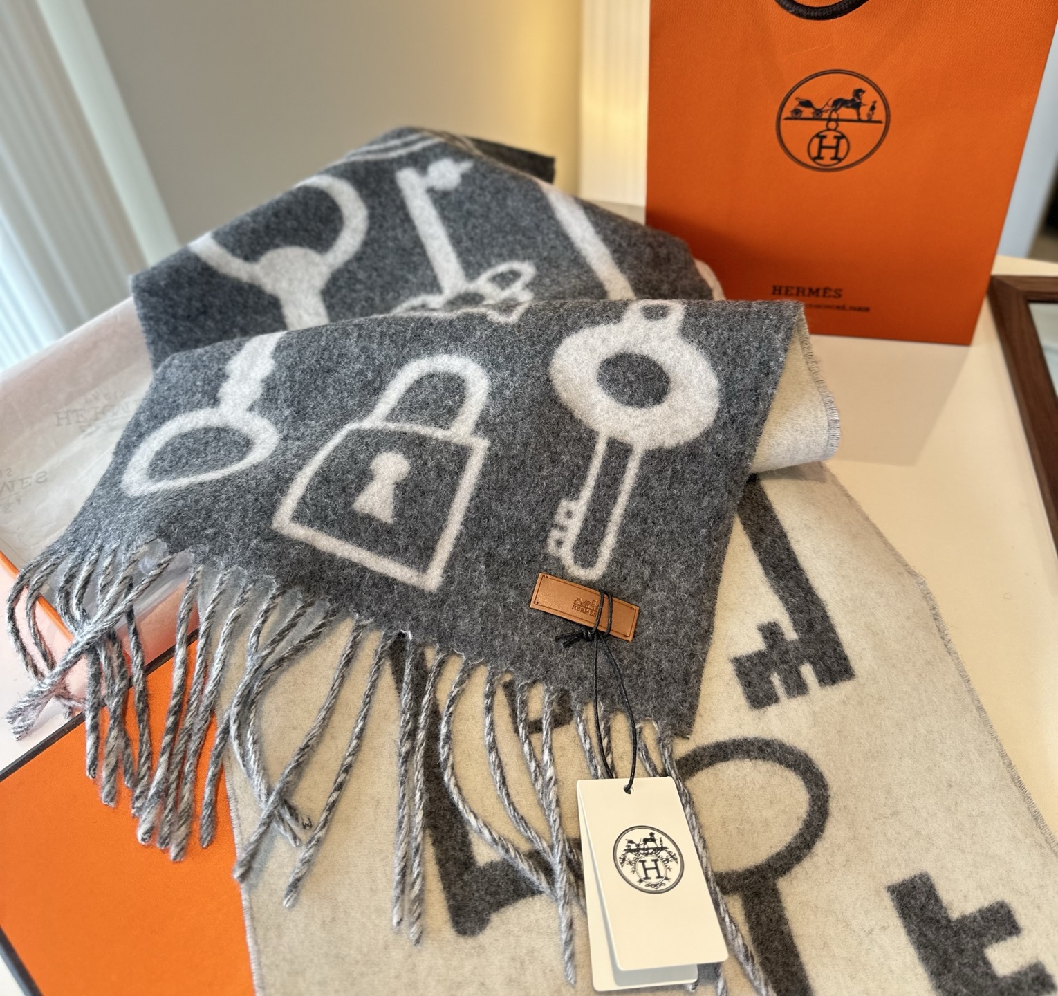 全网都爱的一款H钥匙双面羊绒围巾，Casaque Porte-Clefs触感柔软细腻 软软绵绵如云朵般轻