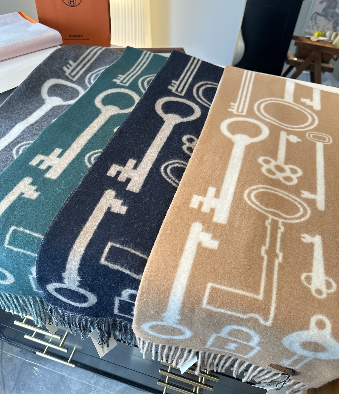 全网都爱的一款H钥匙双面羊绒围巾，Casaque Porte-Clefs触感柔软细腻 软软绵绵如云朵般轻