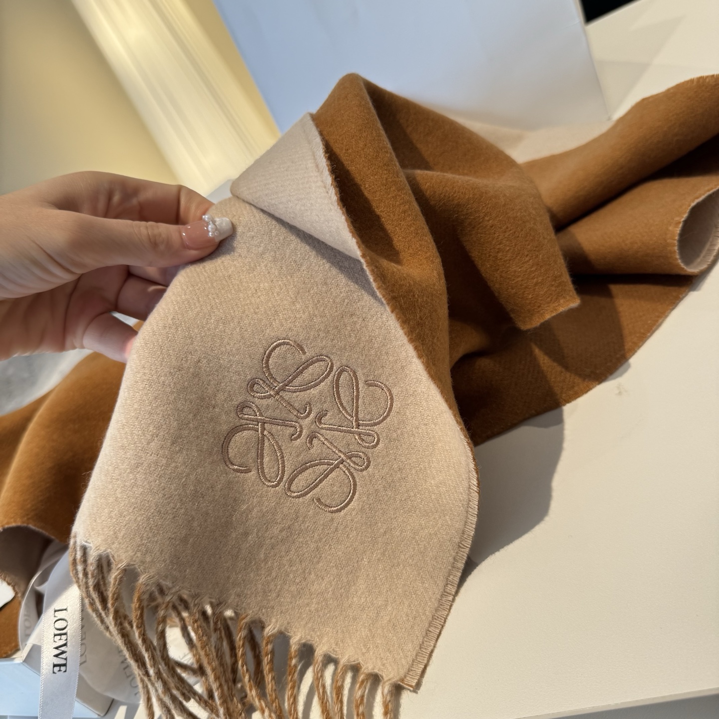 上新！Loewe · 罗意威️难得一见的温柔配色，低调又不失优雅❗️】重点推荐❗️双面配色，一条围巾两种