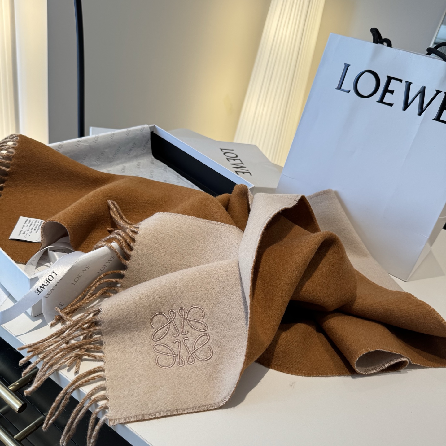 上新！Loewe · 罗意威️难得一见的温柔配色，低调又不失优雅❗️】重点推荐❗️双面配色，一条围巾两种