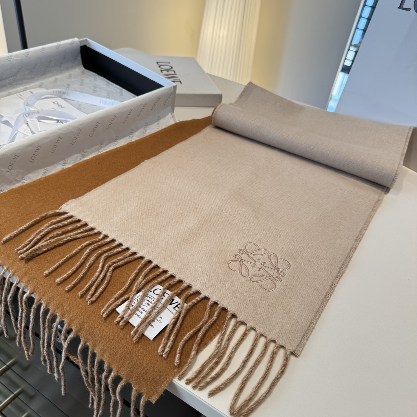 上新！Loewe · 罗意威️难得一见的温柔配色，低调又不失优雅❗️】重点推荐❗️双面配色，一条围巾两种