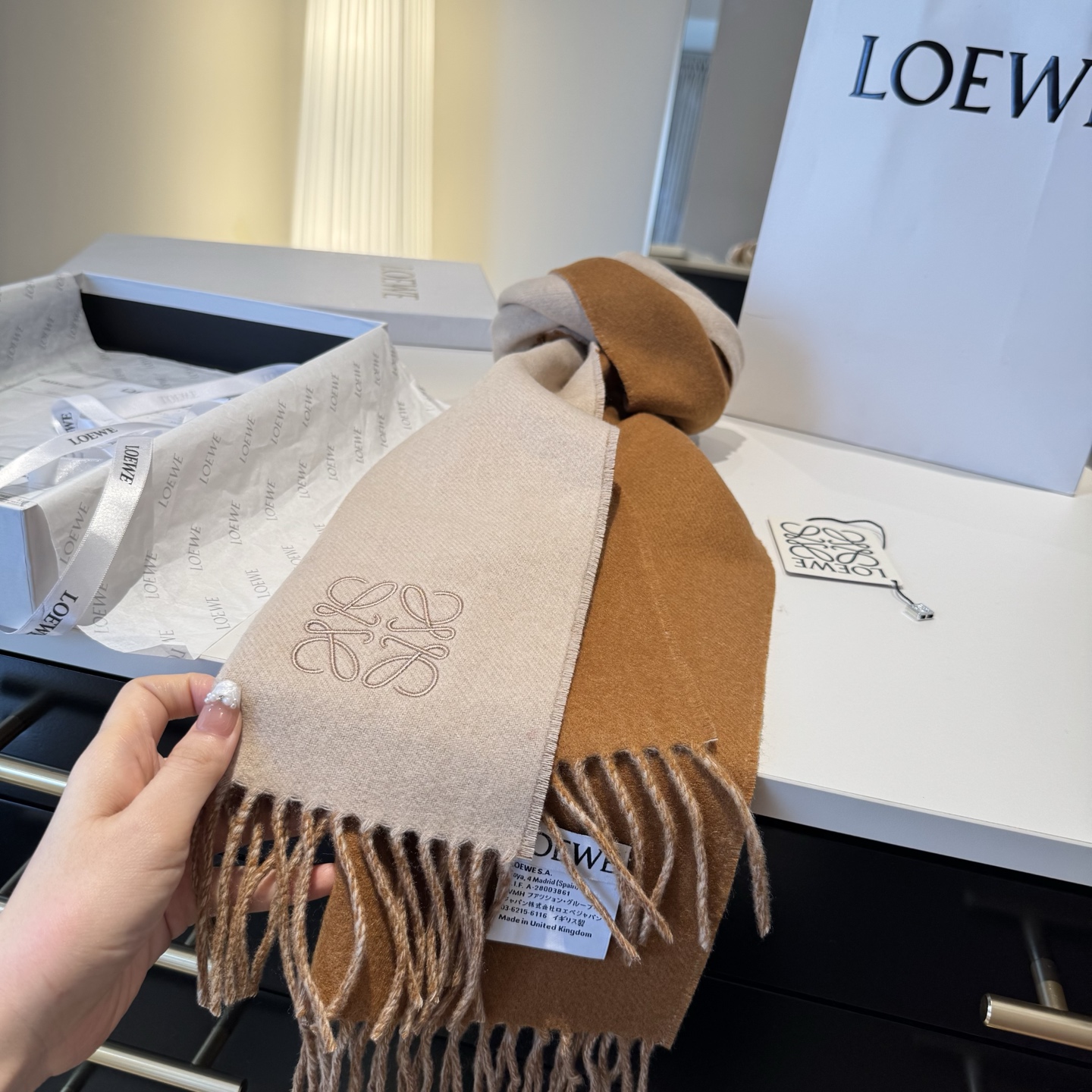 上新！Loewe · 罗意威️难得一见的温柔配色，低调又不失优雅❗️】重点推荐❗️双面配色，一条围巾两种