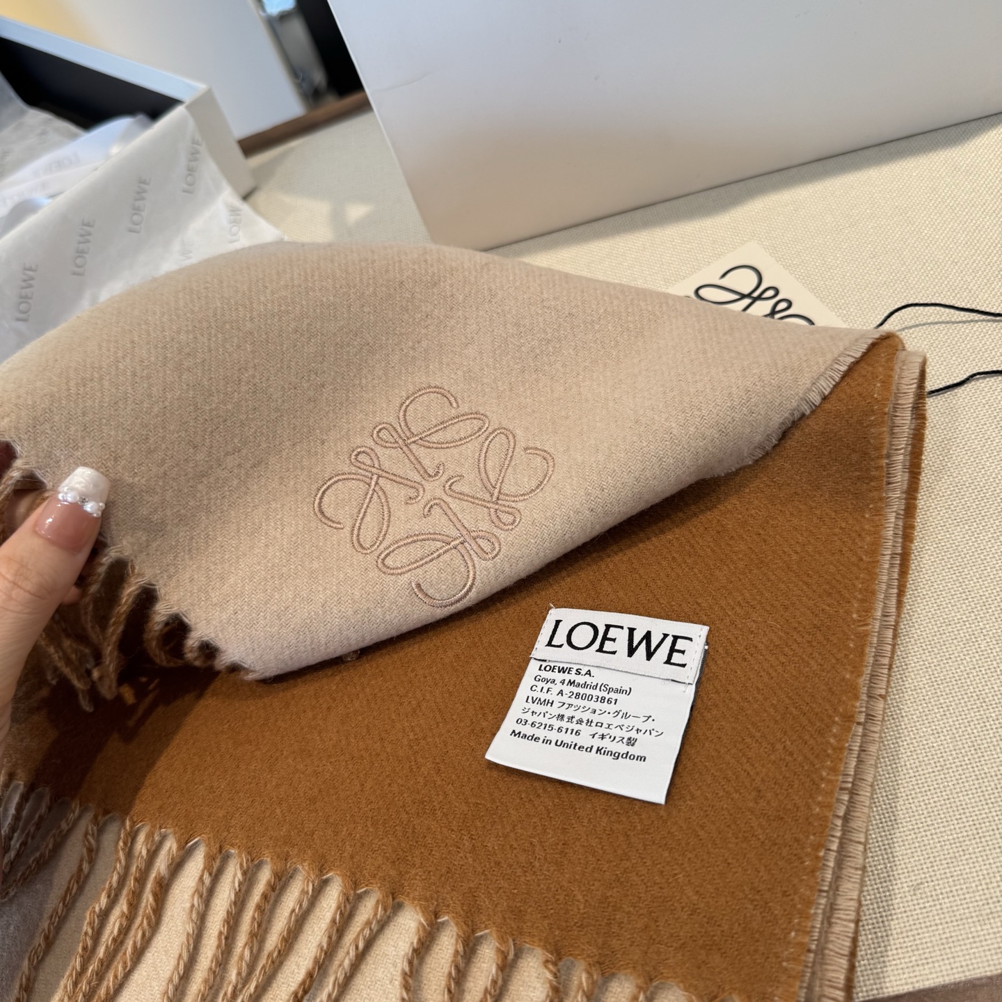 上新！Loewe · 罗意威️难得一见的温柔配色，低调又不失优雅❗️】重点推荐❗️双面配色，一条围巾两种