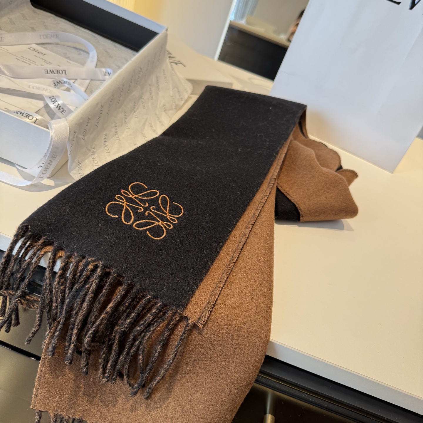 上新！Loewe · 罗意威️难得一见的温柔配色，低调又不失优雅❗️】重点推荐❗️双面配色，一条围巾两种