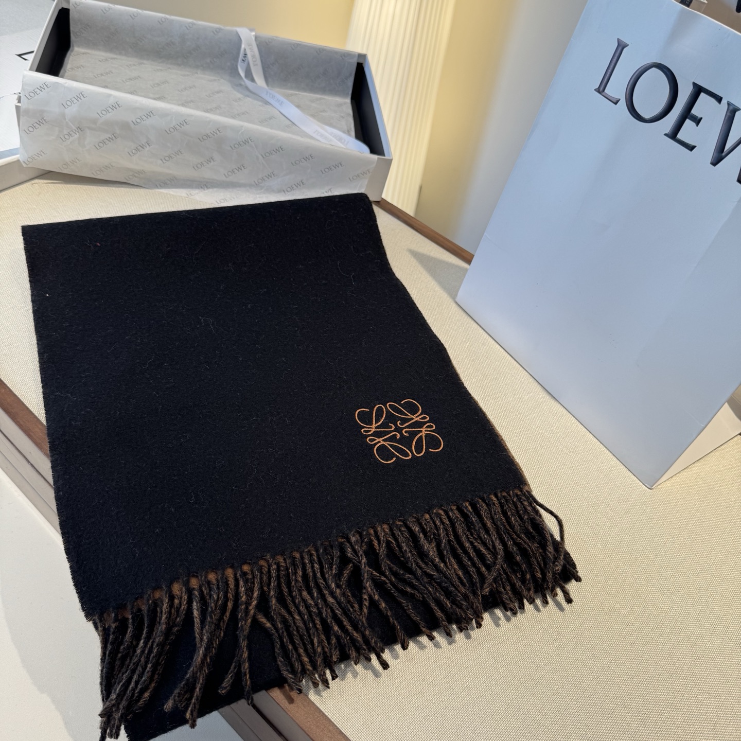 上新！Loewe · 罗意威️难得一见的温柔配色，低调又不失优雅❗️】重点推荐❗️双面配色，一条围巾两种