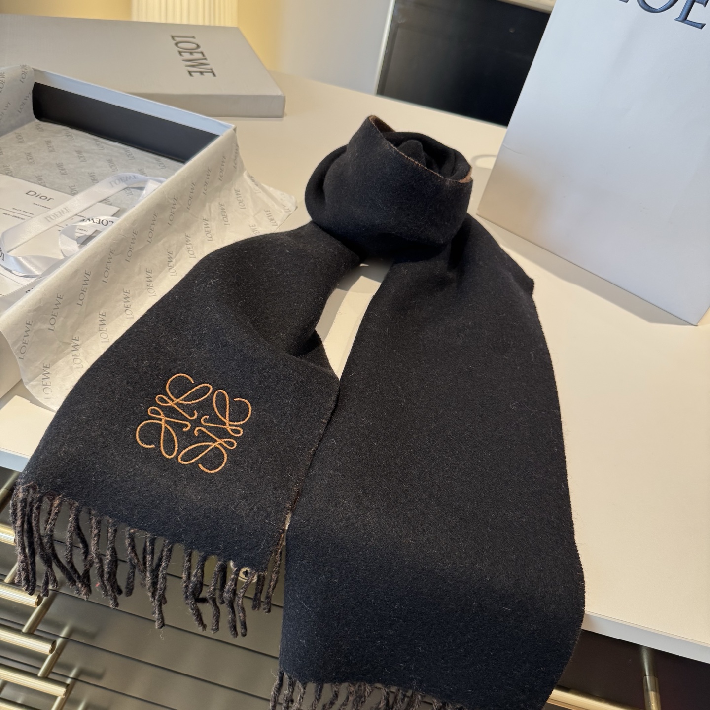 上新！Loewe · 罗意威️难得一见的温柔配色，低调又不失优雅❗️】重点推荐❗️双面配色，一条围巾两种