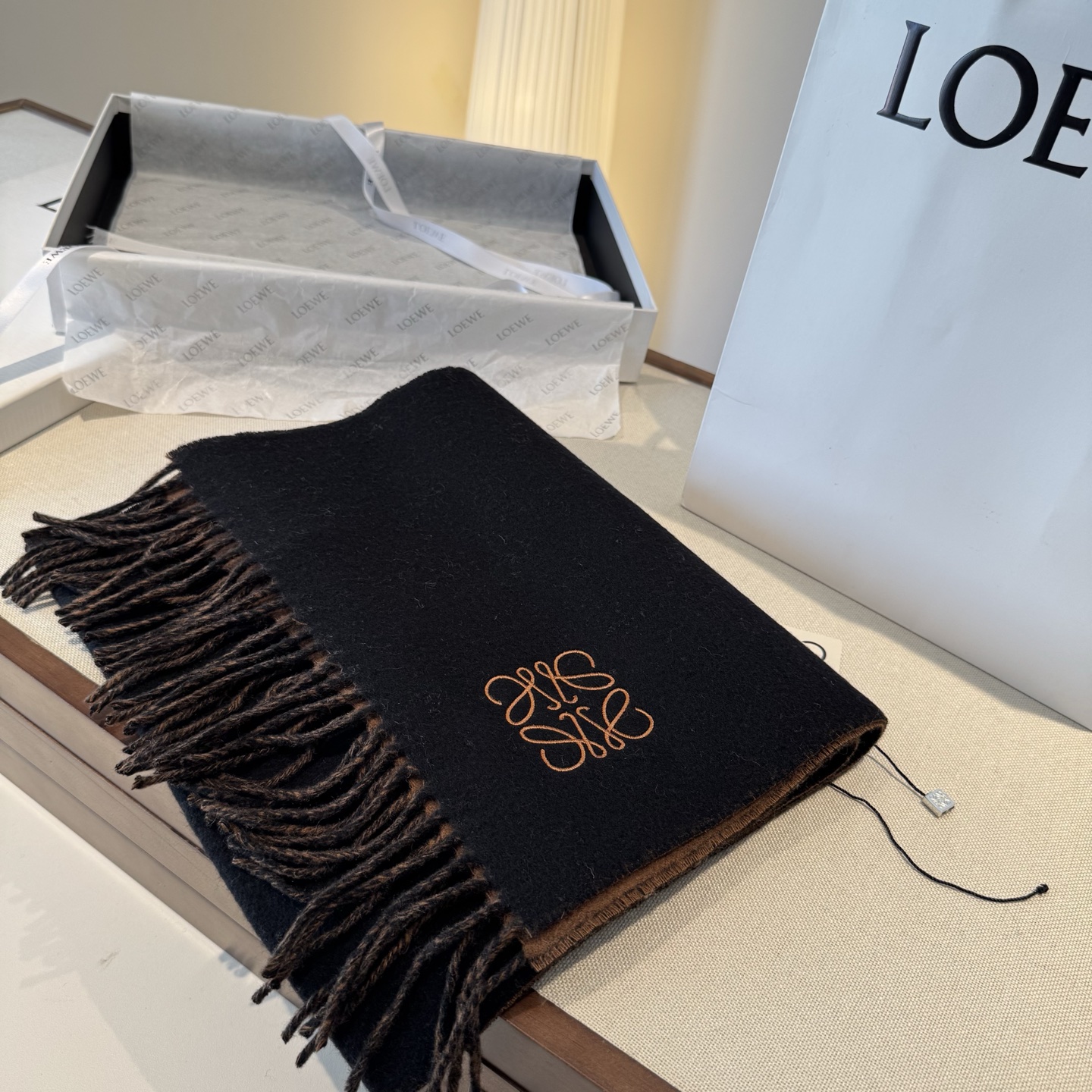 上新！Loewe · 罗意威️难得一见的温柔配色，低调又不失优雅❗️】重点推荐❗️双面配色，一条围巾两种