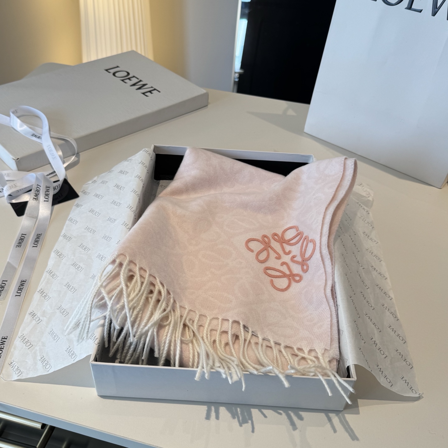 罗意威LOEWE2025最新款最火围巾，双面羊毛和羊绒围巾，点缀双色格纹 Anagram 缇花图案。奶茶