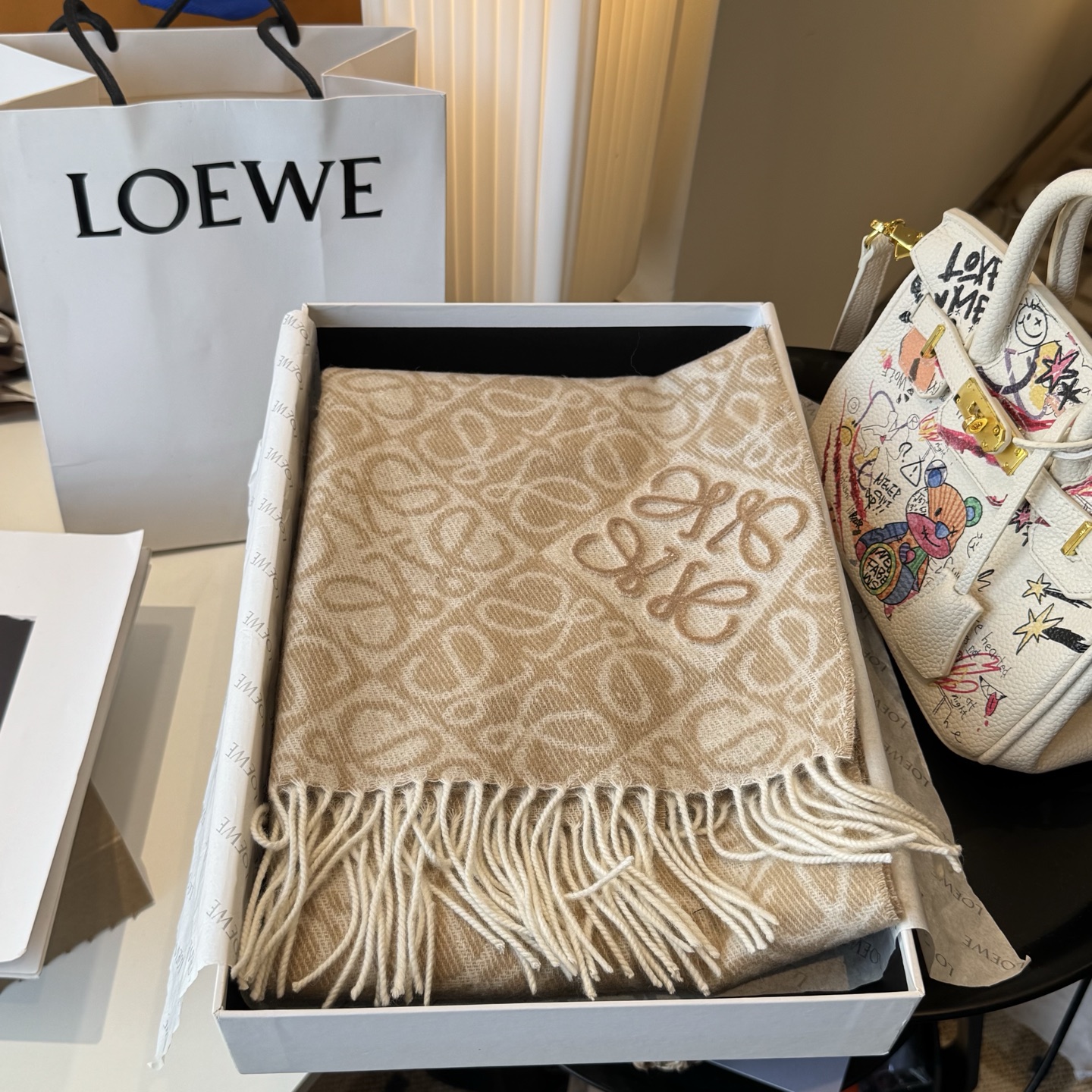 罗意威LOEWE2025最新款最火围巾，双面羊毛和羊绒围巾，点缀双色格纹 Anagram 缇花图案。奶茶