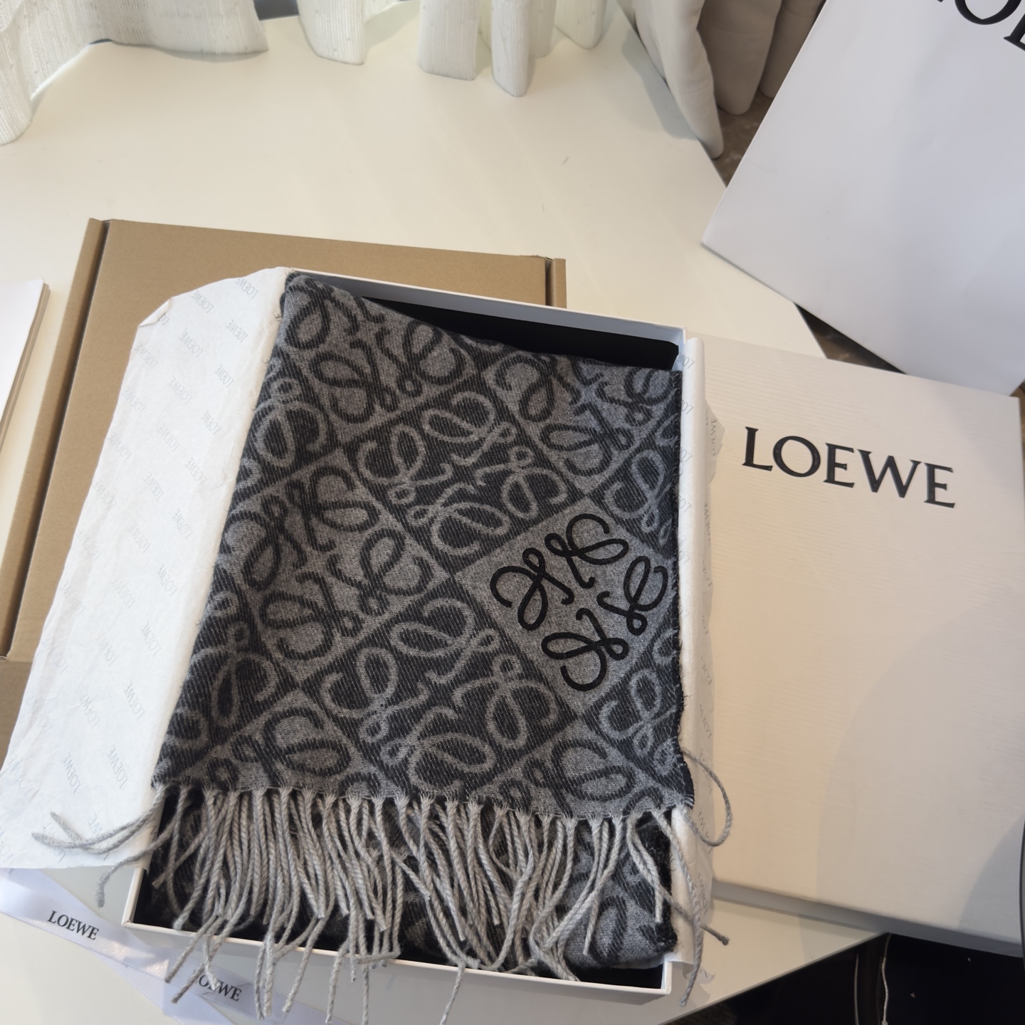 罗意威LOEWE2025最新款最火围巾，双面羊毛和羊绒围巾，点缀双色格纹 Anagram 缇花图案。奶茶