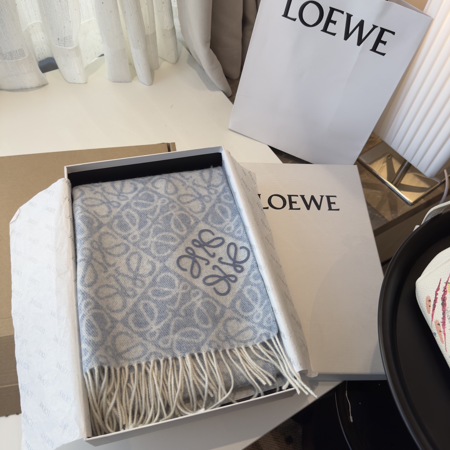 罗意威LOEWE2025最新款最火围巾，双面羊毛和羊绒围巾，点缀双色格纹 Anagram 缇花图案。奶茶