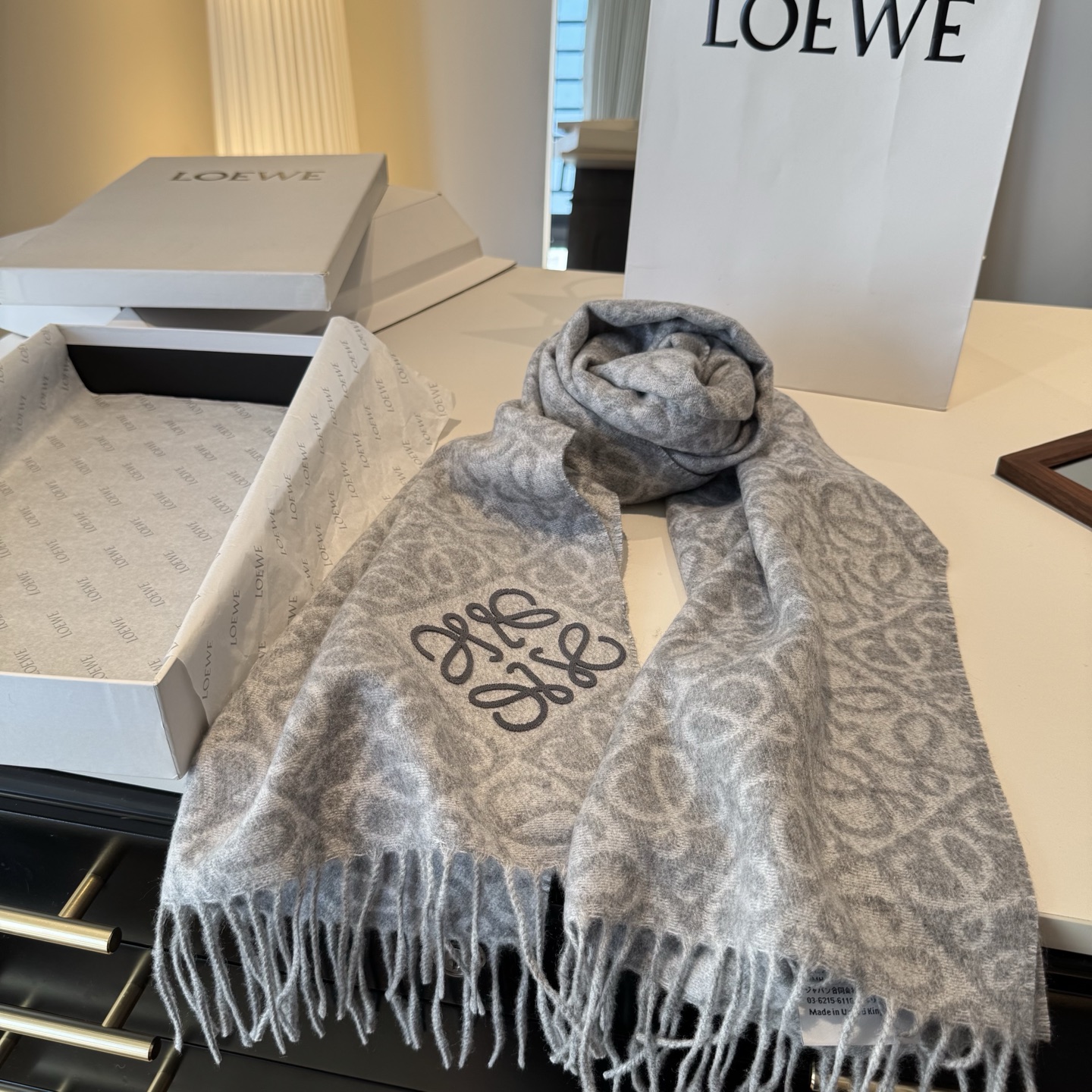 罗意威LOEWE2025最新款最火围巾，双面羊毛和羊绒围巾，点缀双色格纹 Anagram 缇花图案。奶茶
