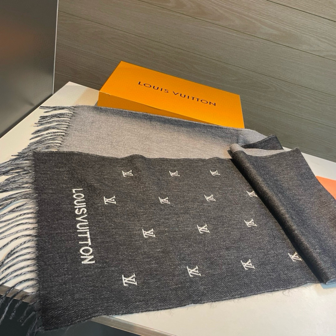 Louis Vuitton 渠道独家特供大驴专柜款满天星当季双面热款女羔绒两用围巾◎特点:渠道独家特供的