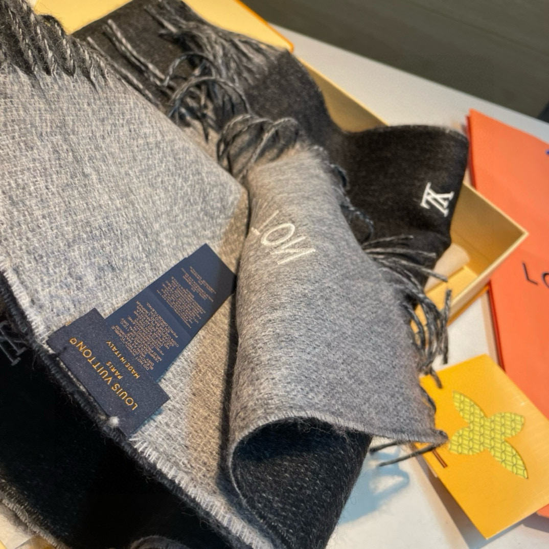Louis Vuitton 渠道独家特供大驴专柜款满天星当季双面热款女羔绒两用围巾◎特点:渠道独家特供的