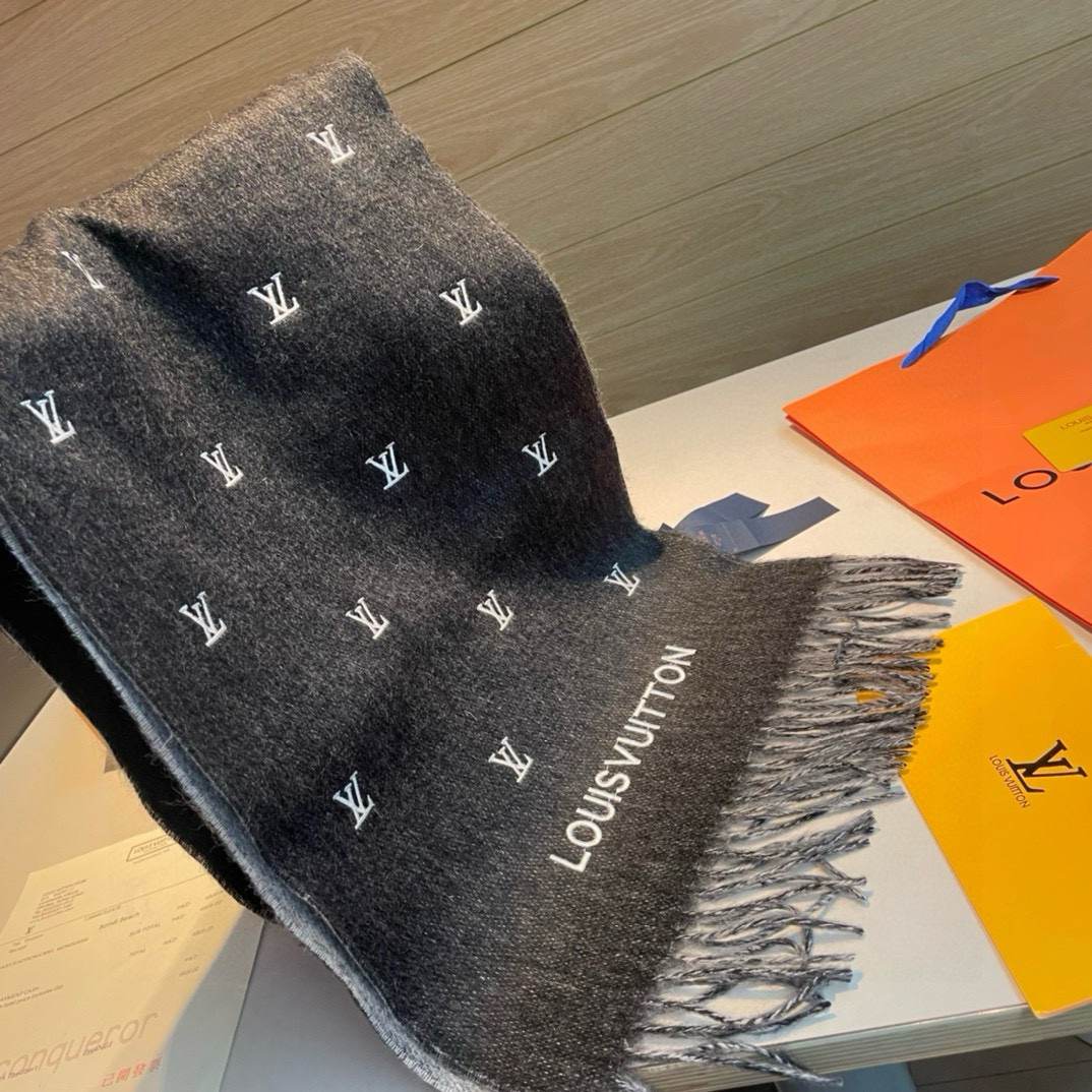 Louis Vuitton 渠道独家特供大驴专柜款满天星当季双面热款女羔绒两用围巾◎特点:渠道独家特供的