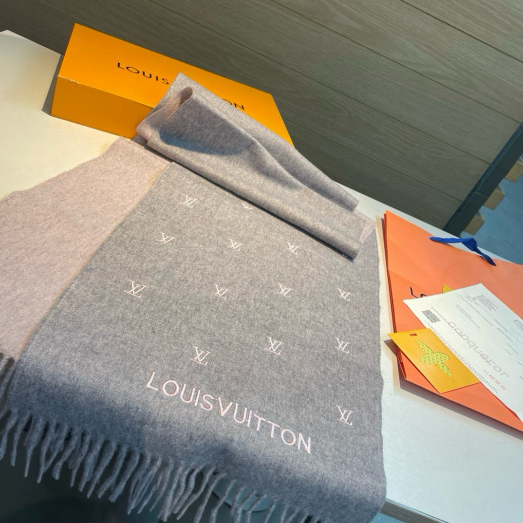 Louis Vuitton 渠道独家特供大驴专柜款满天星当季双面热款女羔绒两用围巾◎特点:渠道独家特供的