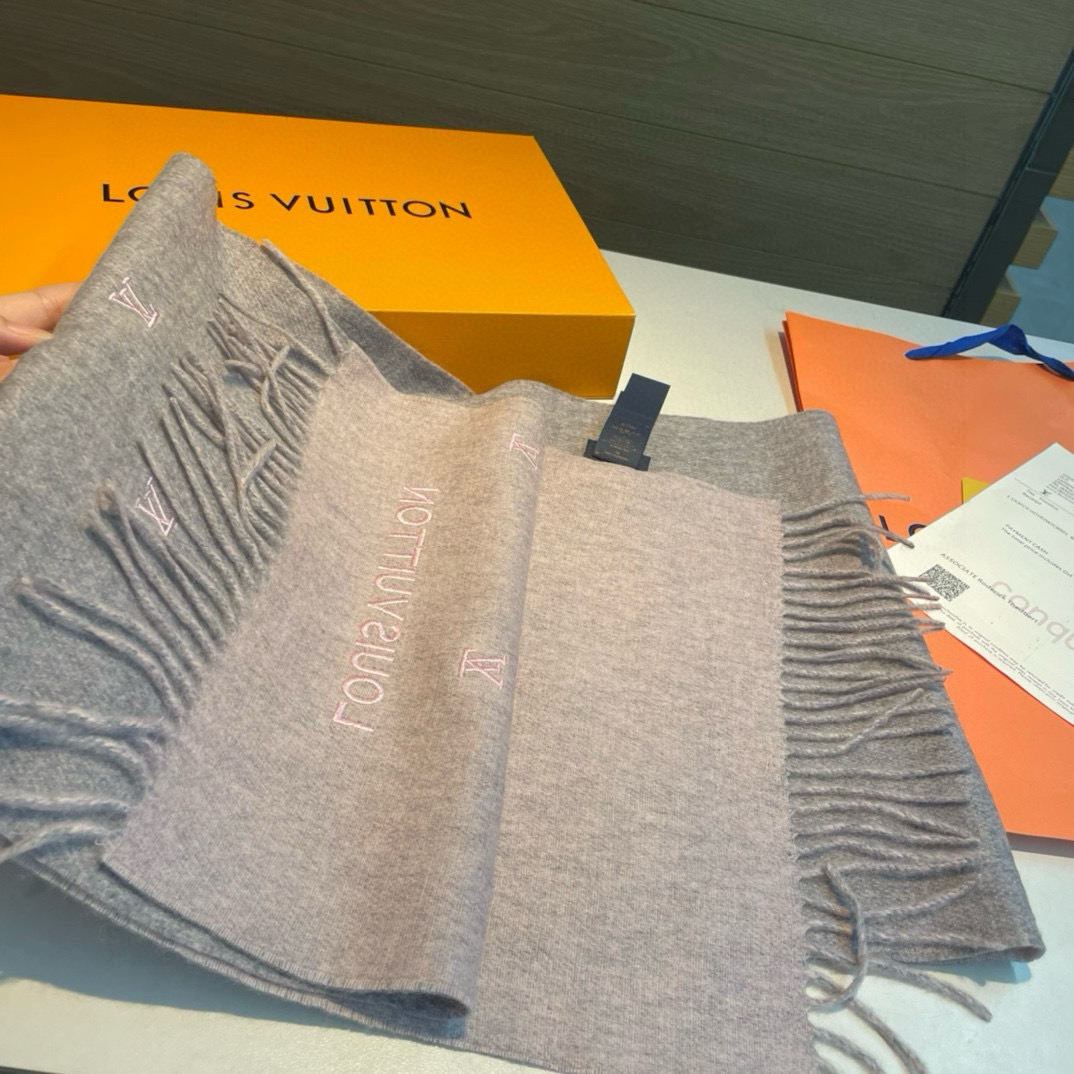 Louis Vuitton 渠道独家特供大驴专柜款满天星当季双面热款女羔绒两用围巾◎特点:渠道独家特供的