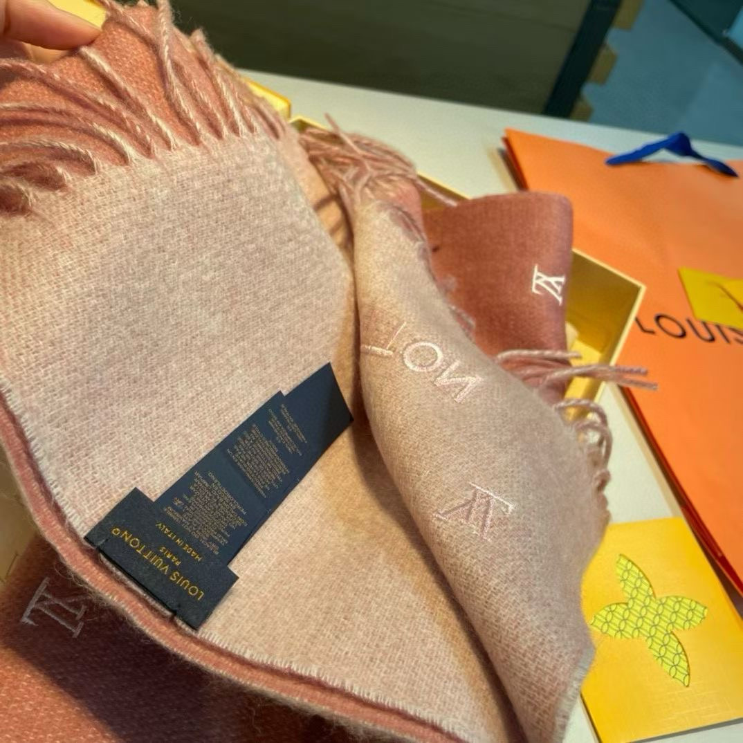 Louis Vuitton 渠道独家特供大驴专柜款满天星当季双面热款女羔绒两用围巾◎特点:渠道独家特供的