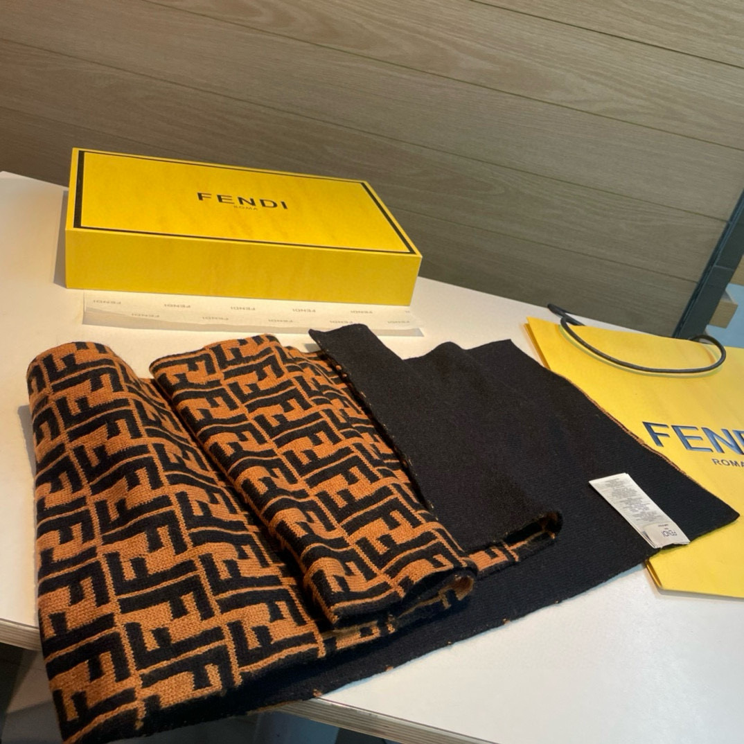 中性款 新款Fendi双面，喜欢小众不撞款的Fendi推荐入！】时髦过冬！！非常的低调奢华，精致大气的简