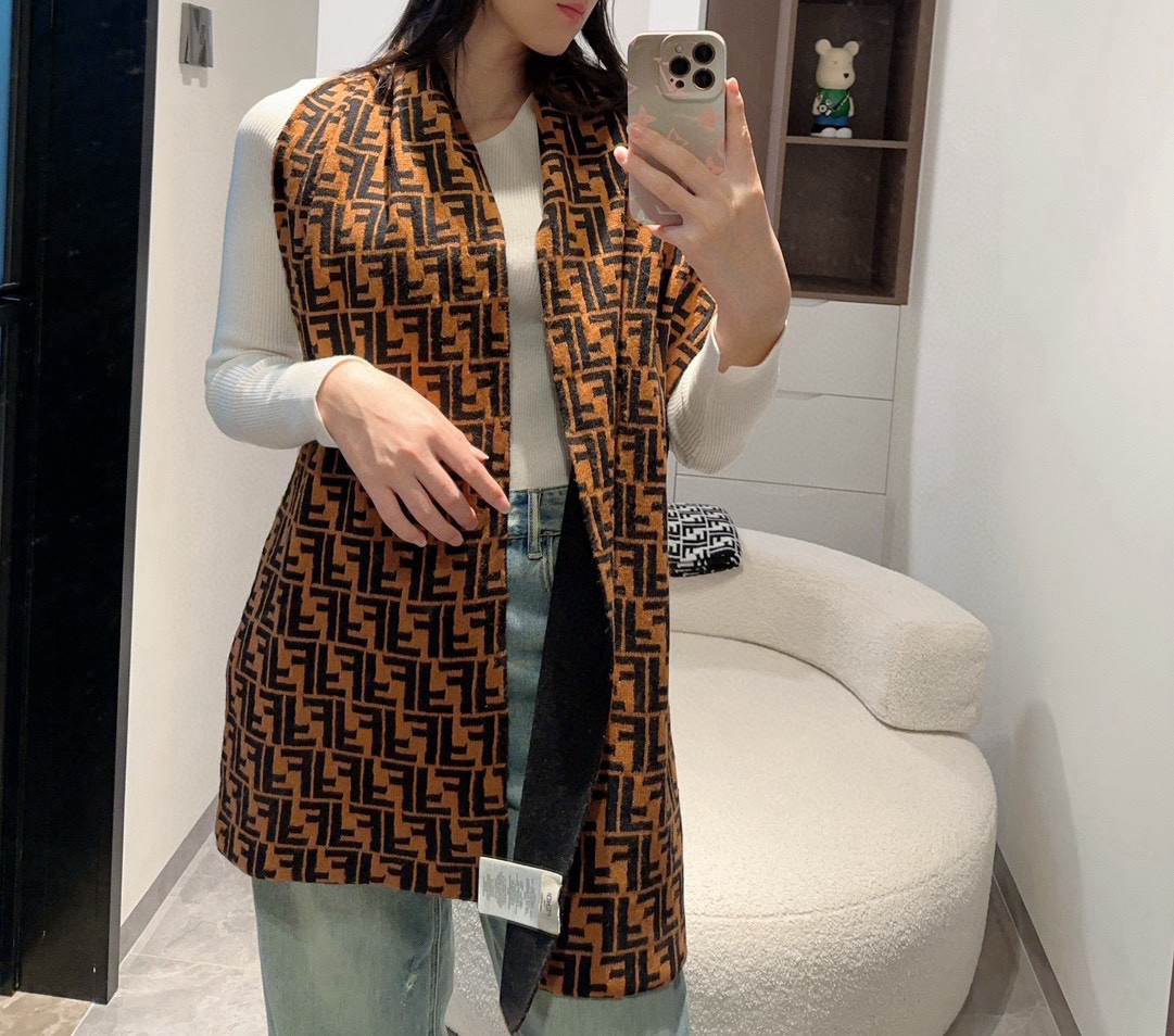 中性款 新款Fendi双面，喜欢小众不撞款的Fendi推荐入！】时髦过冬！！非常的低调奢华，精致大气的简