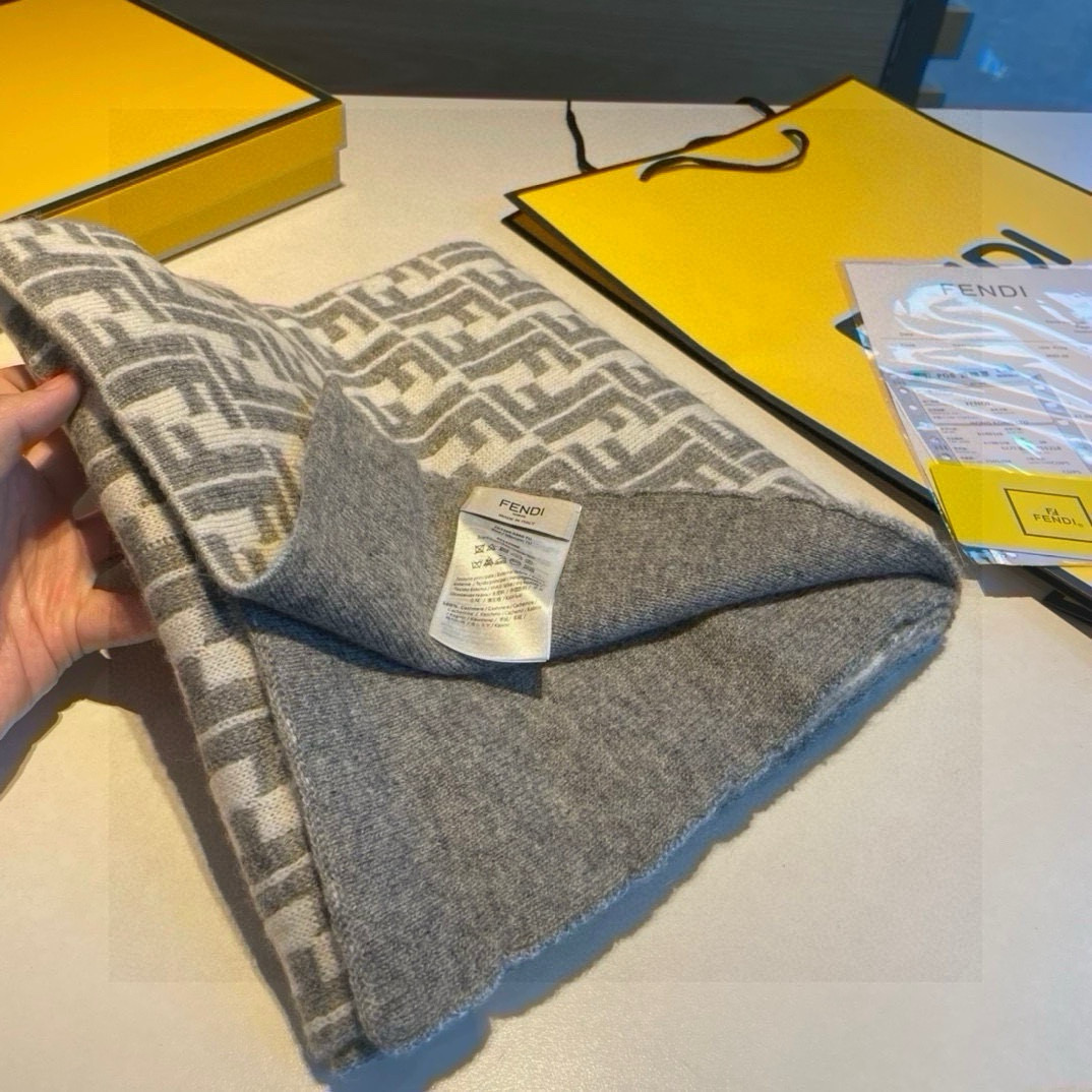 中性款 新款Fendi双面，喜欢小众不撞款的Fendi推荐入！】时髦过冬！！非常的低调奢华，精致大气的简