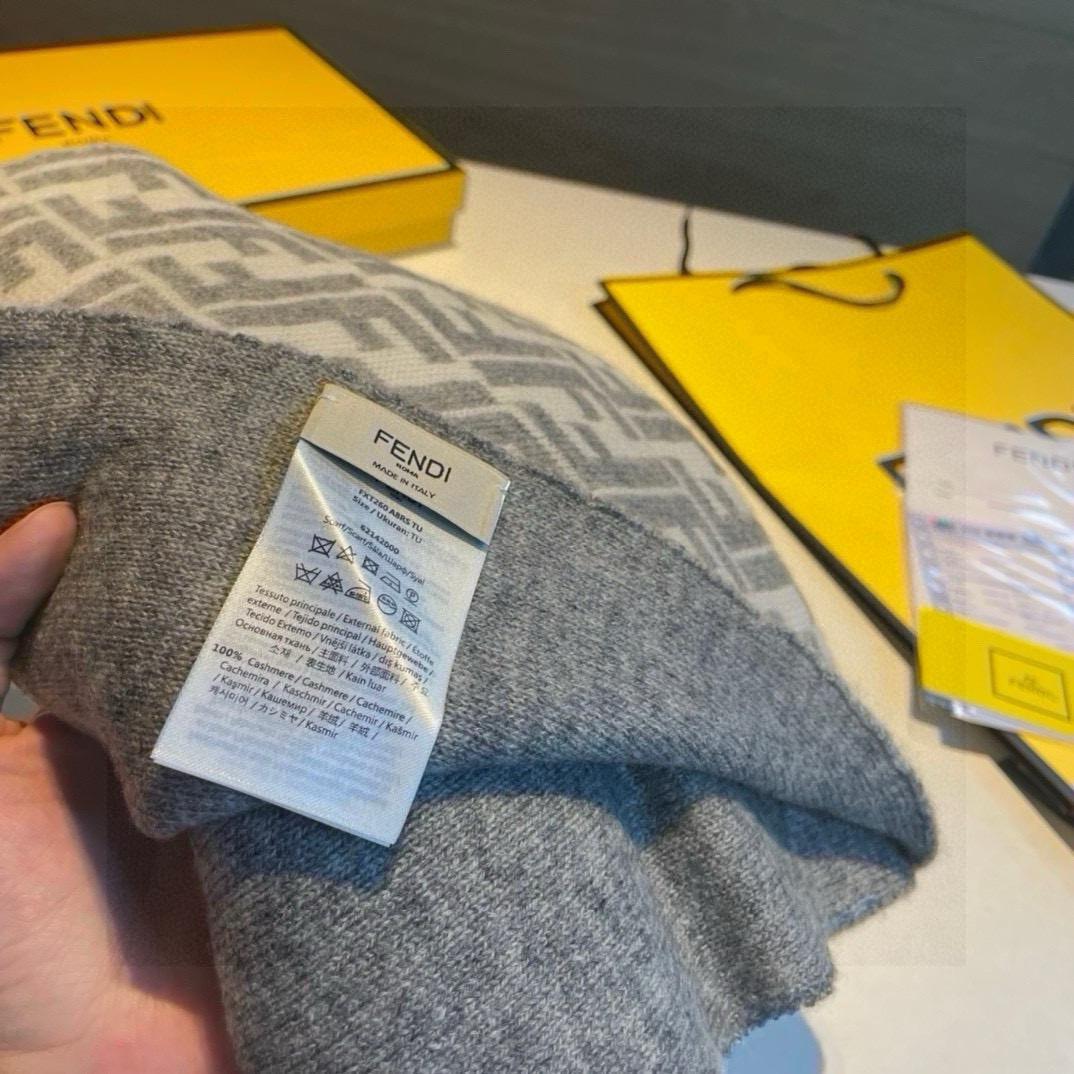 中性款 新款Fendi双面，喜欢小众不撞款的Fendi推荐入！】时髦过冬！！非常的低调奢华，精致大气的简