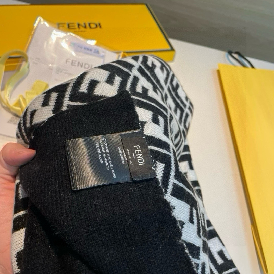 中性款 新款Fendi双面，喜欢小众不撞款的Fendi推荐入！】时髦过冬！！非常的低调奢华，精致大气的简