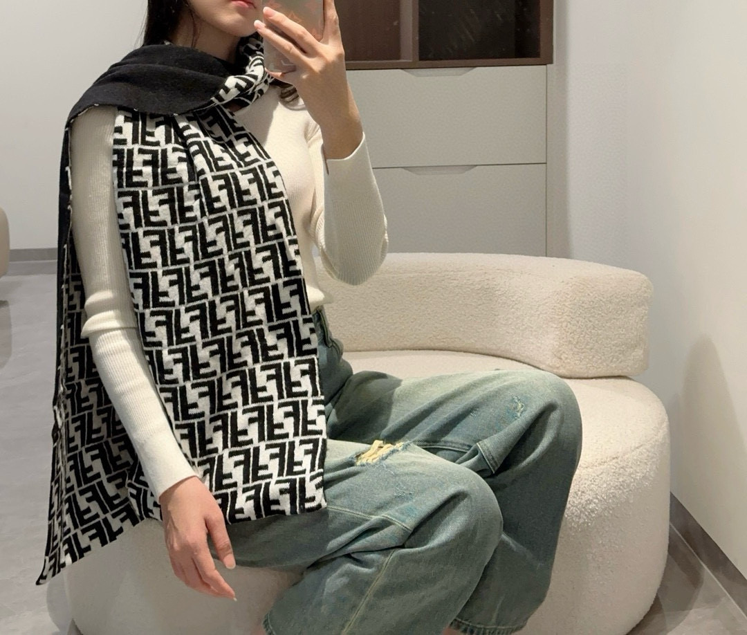 NO:554082,Unisex style, the new Fendi is double-sided, recommended for Fendi who likes niche and non-contrasting styles!  】Spend the winter in style!  !  Very low-key luxury, exquisite and elegant simple design, high-end fashion must be recommended, the feeling on the upper body really exudes extraordinary temperament!  !  Coming from Fendi, a brand that all women will love~it’s so beautiful again!  !  It has its own high-end aura, Fendi’s unique high-end elegance, and a stable “high rank”!  The knitted cashmere wool yarn is thick, warm and comfortable!  !  !  It's really admirable, very big-name aura, full of tension, gentle and intellectual!  Size specification 30*180cm cashmere wool long scarf ~ two colors. High version scarf, high version scarf, fendi, fendi19860909中性款 新款Fendi双面,喜欢小众不撞款的Fendi推荐入！】时髦过冬！！非常的低调奢华,精致大气的简约设计,高级时髦精必入推荐,上身的感觉真的散发非凡的气质！！来自女人们都会爱的Fendi~又是美出了天际啊！！自带高级气场,芬迪独有的高级优雅,稳稳的“高段位”！针织的羊绒羊毛纱线厚实温暖舒服！！！真的非常令人佩服,非常有大牌的气场,张力十足,温柔知性！尺寸规格30*180cm羊绒羊毛长巾~两个色.高版本围巾,高版本围巾,fendi,fendi,scarf