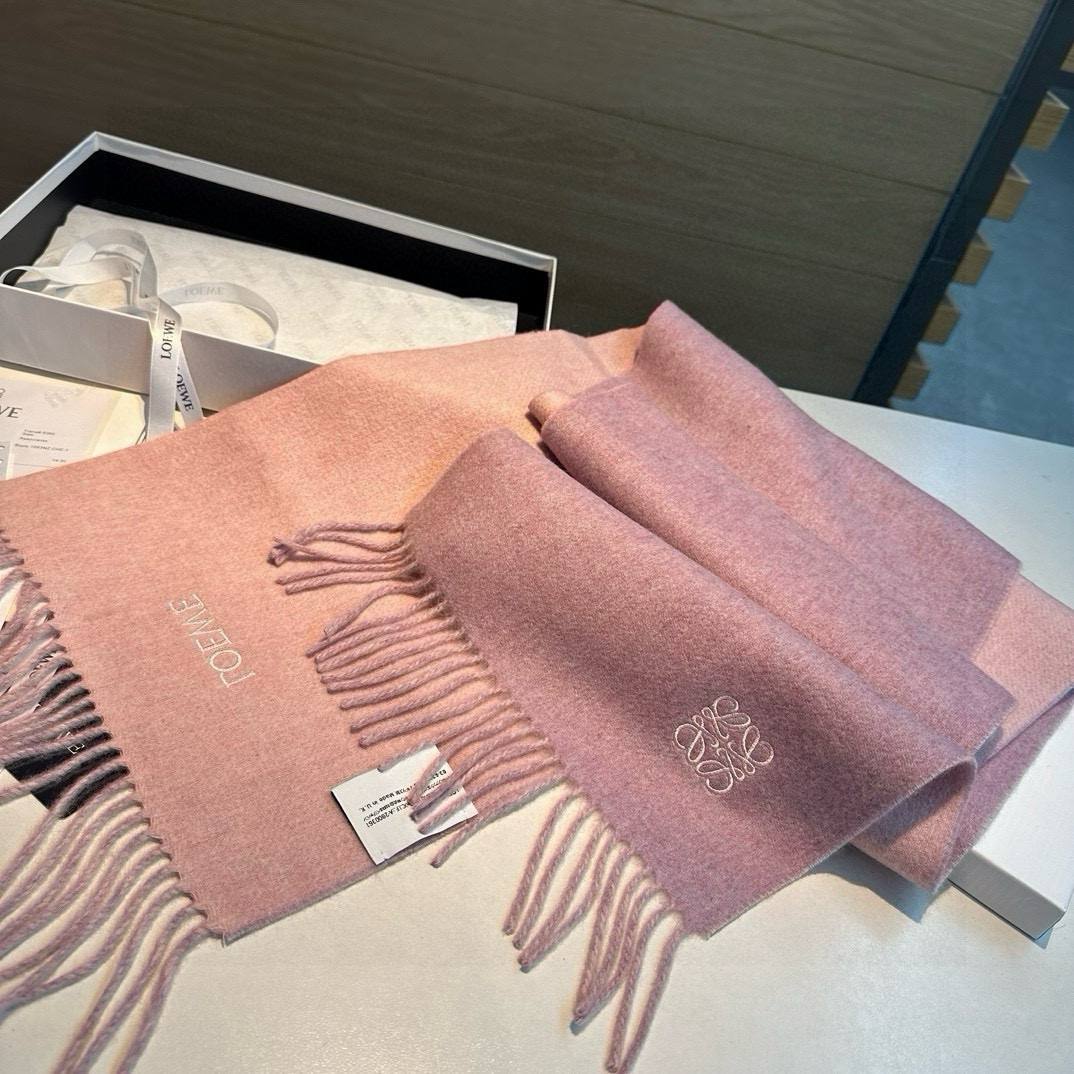 上新！Loewe · 罗意威️难得一见的温柔配色，低调又不失优雅❗️】重点推荐❗️双面配色，一条围巾两种