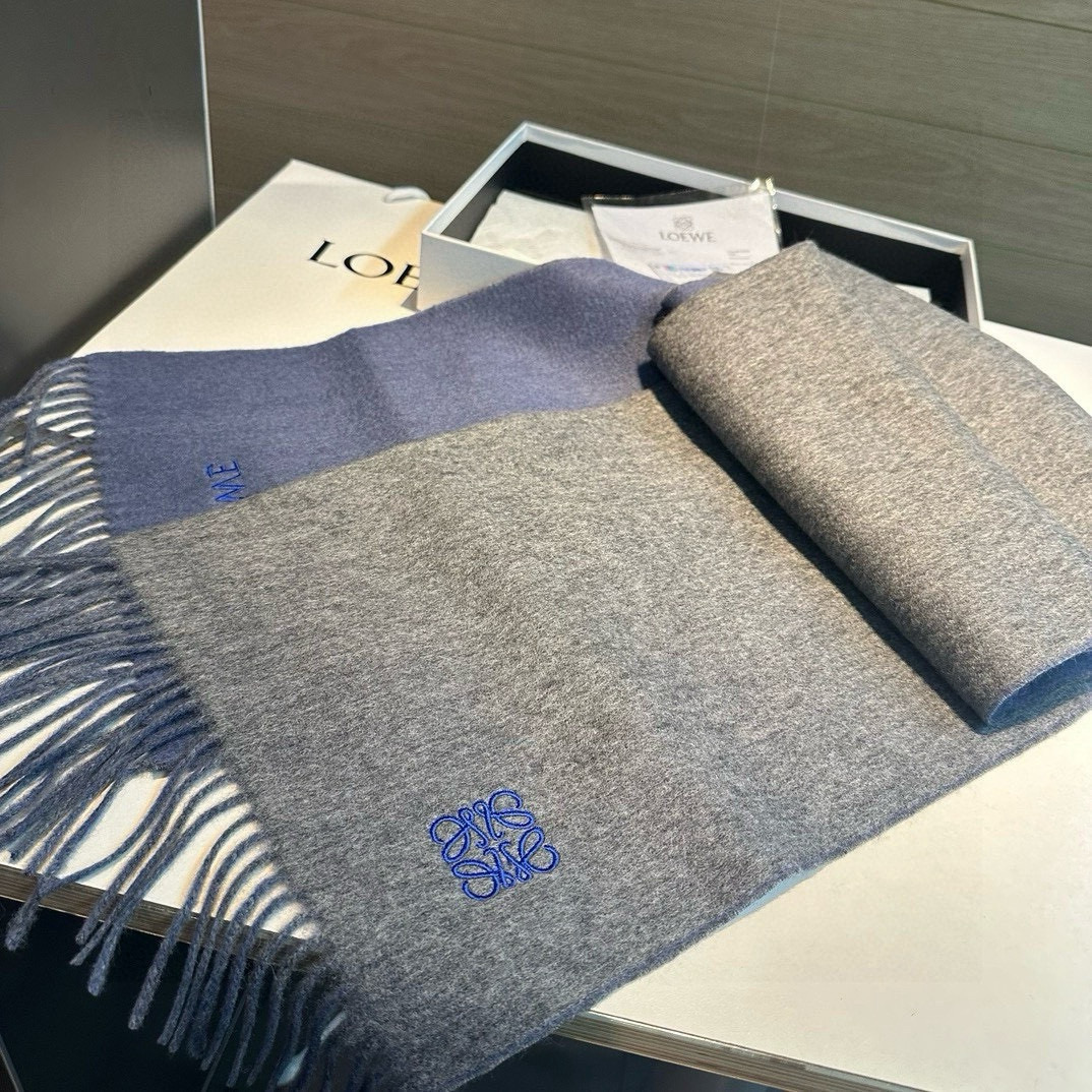 上新！Loewe · 罗意威️难得一见的温柔配色，低调又不失优雅❗️】重点推荐❗️双面配色，一条围巾两种