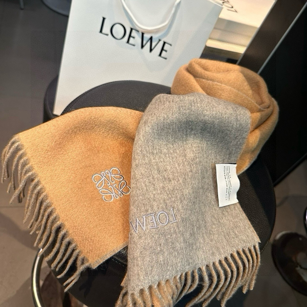 上新！Loewe · 罗意威️难得一见的温柔配色，低调又不失优雅❗️】重点推荐❗️双面配色，一条围巾两种