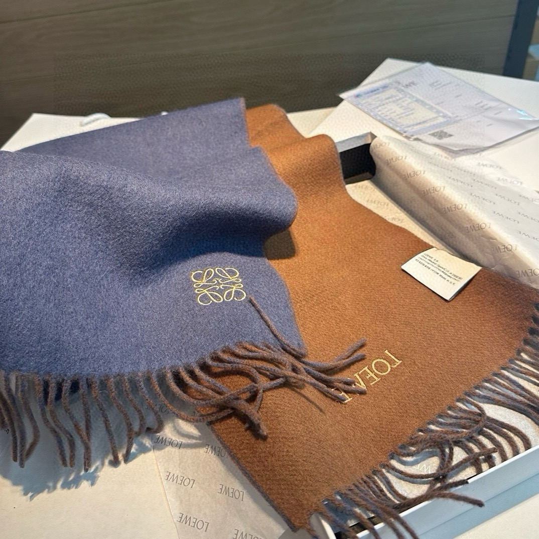 上新！Loewe · 罗意威️难得一见的温柔配色，低调又不失优雅❗️】重点推荐❗️双面配色，一条围巾两种