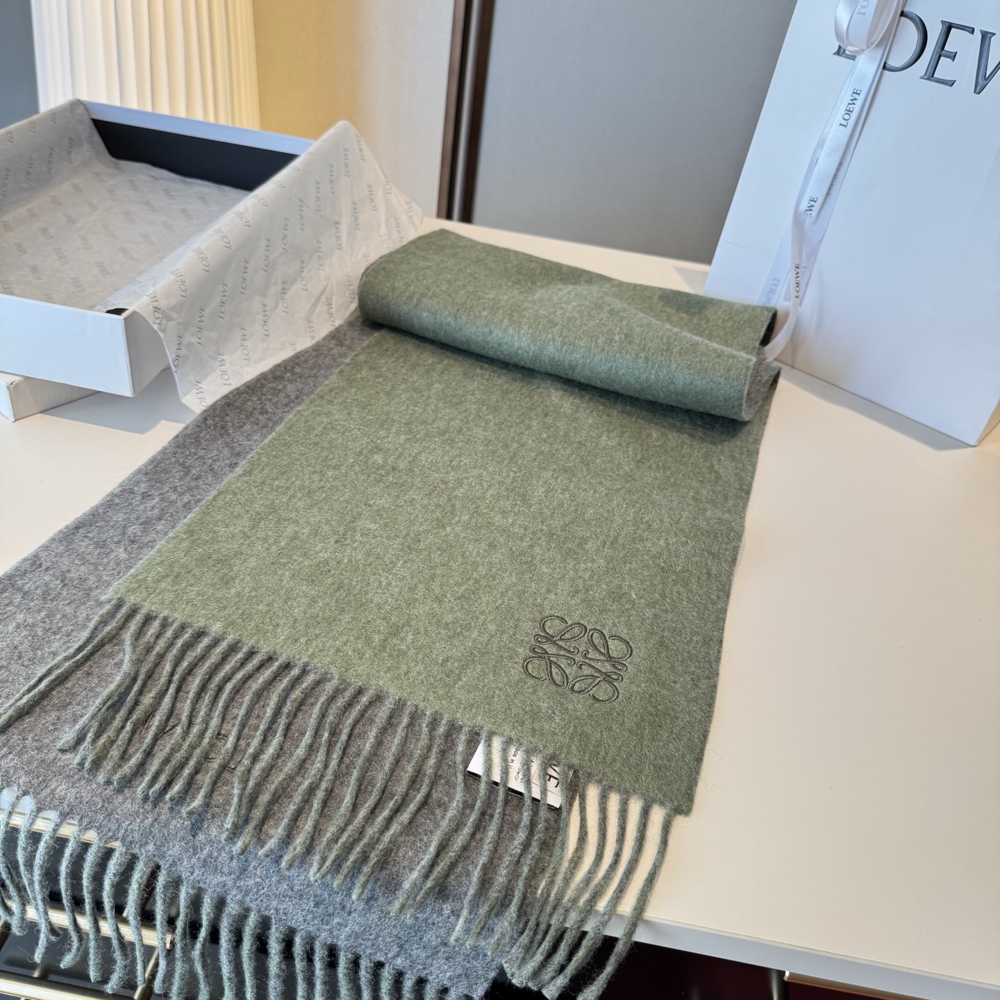 上新！Loewe · 罗意威️难得一见的温柔配色，低调又不失优雅❗️】重点推荐❗️双面配色，一条围巾两种