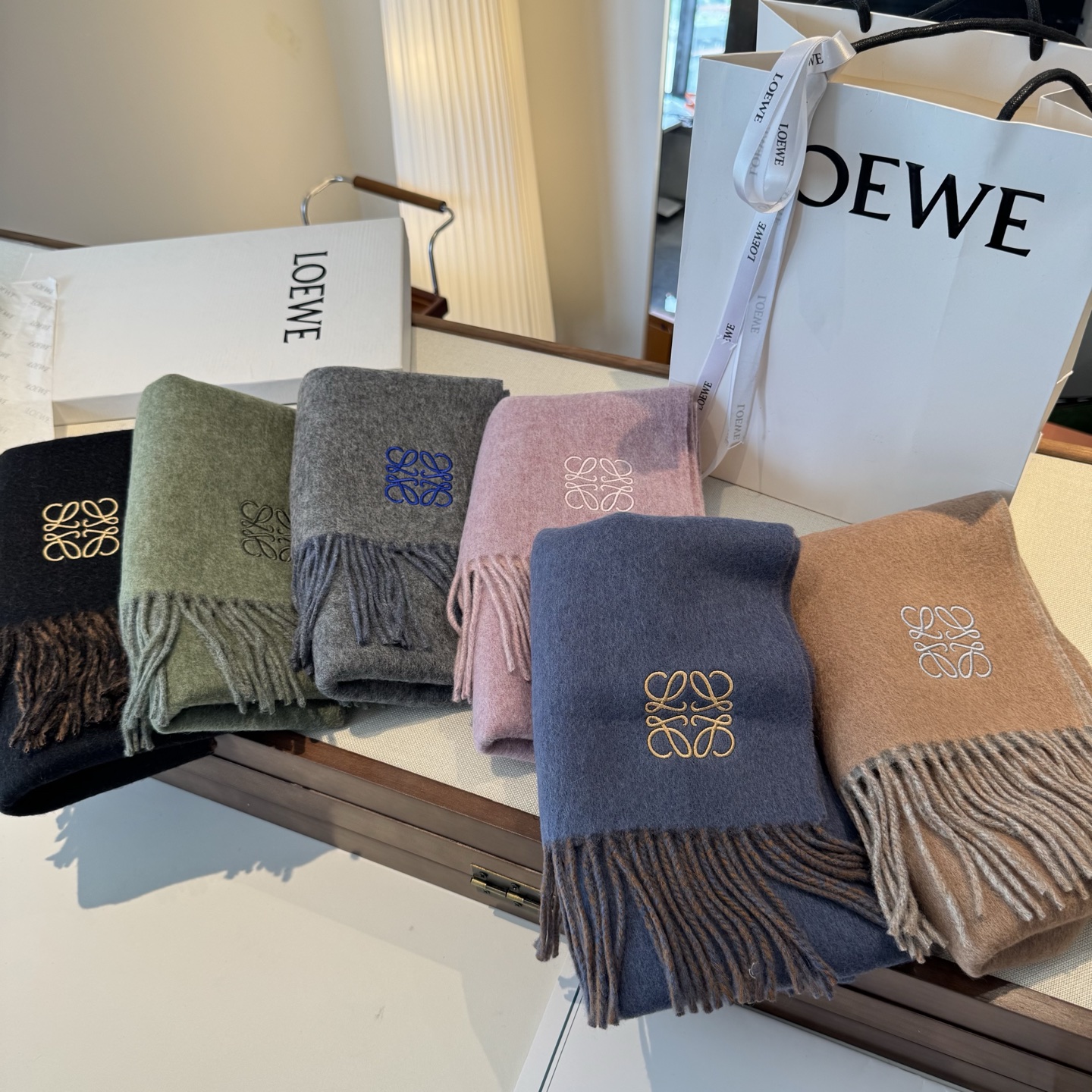 上新！Loewe · 罗意威️难得一见的温柔配色，低调又不失优雅❗️】重点推荐❗️双面配色，一条围巾两种