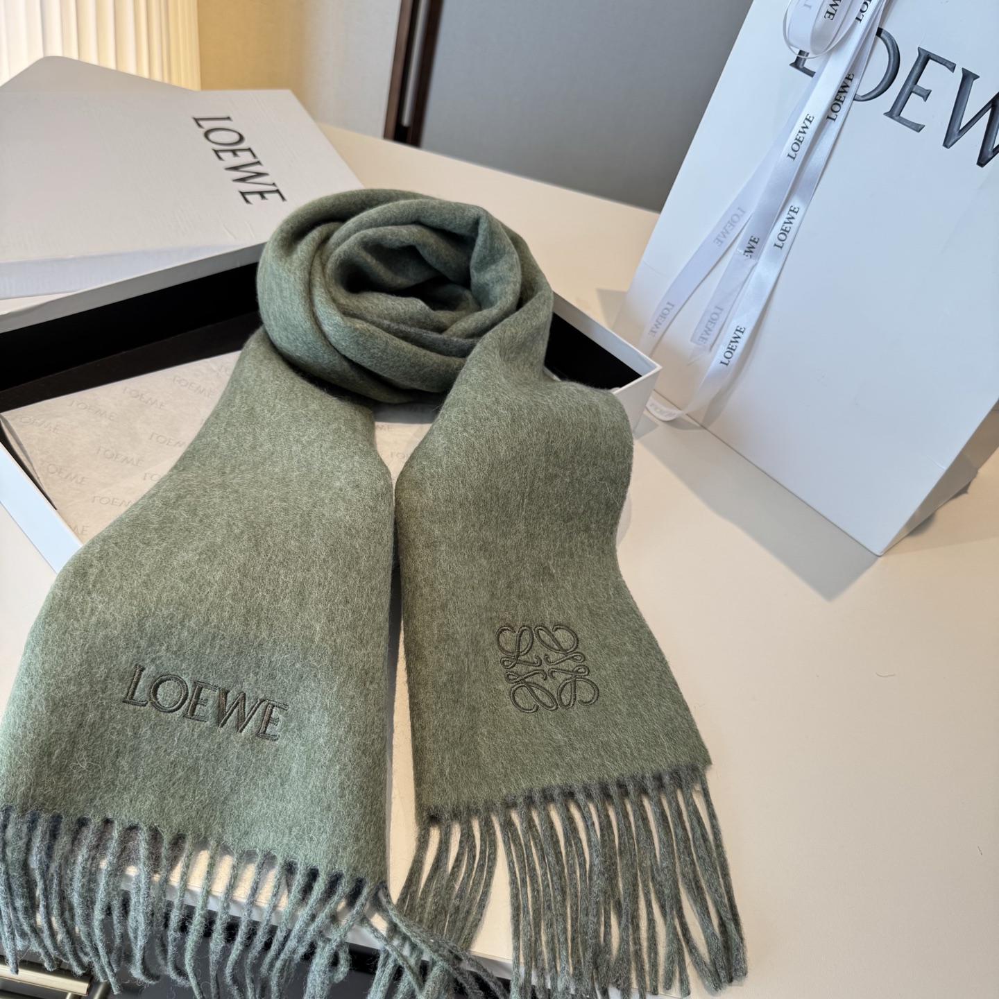 上新！Loewe · 罗意威️难得一见的温柔配色，低调又不失优雅❗️】重点推荐❗️双面配色，一条围巾两种