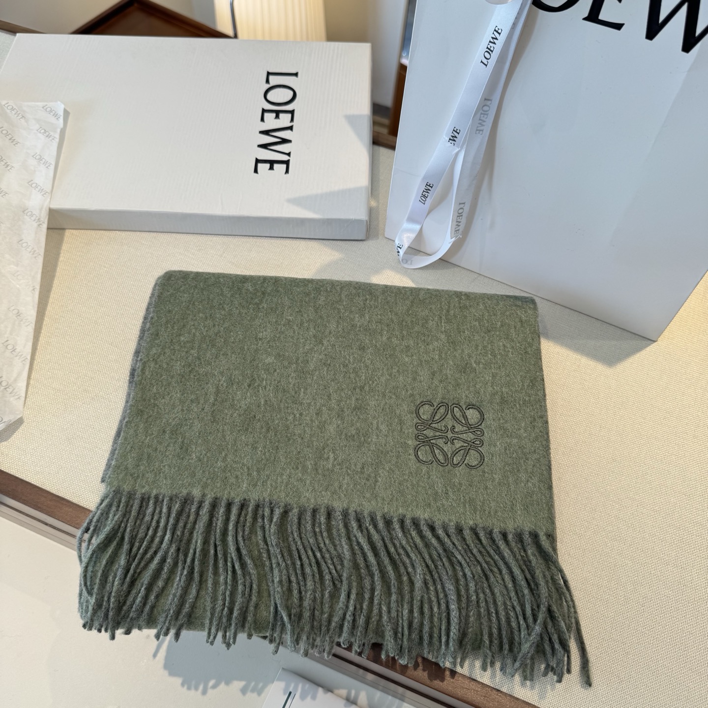 上新！Loewe · 罗意威️难得一见的温柔配色，低调又不失优雅❗️】重点推荐❗️双面配色，一条围巾两种