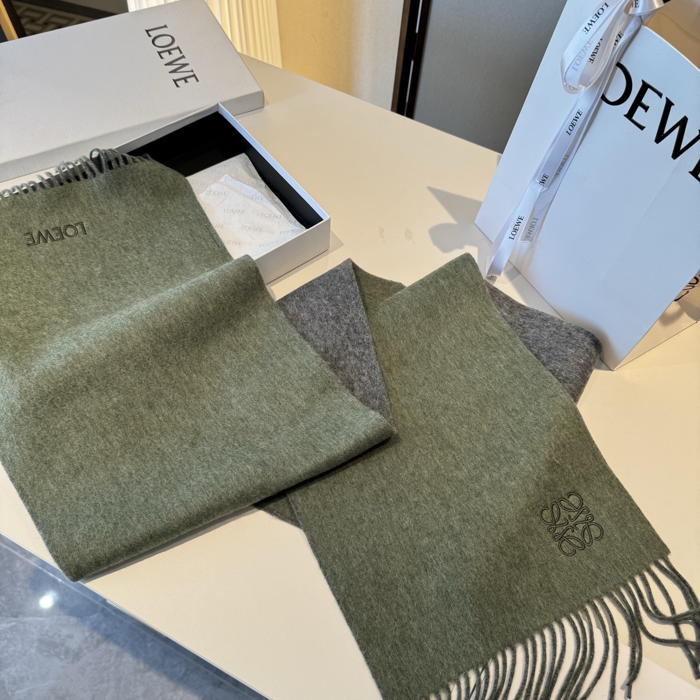 上新！Loewe · 罗意威️难得一见的温柔配色，低调又不失优雅❗️】重点推荐❗️双面配色，一条围巾两种