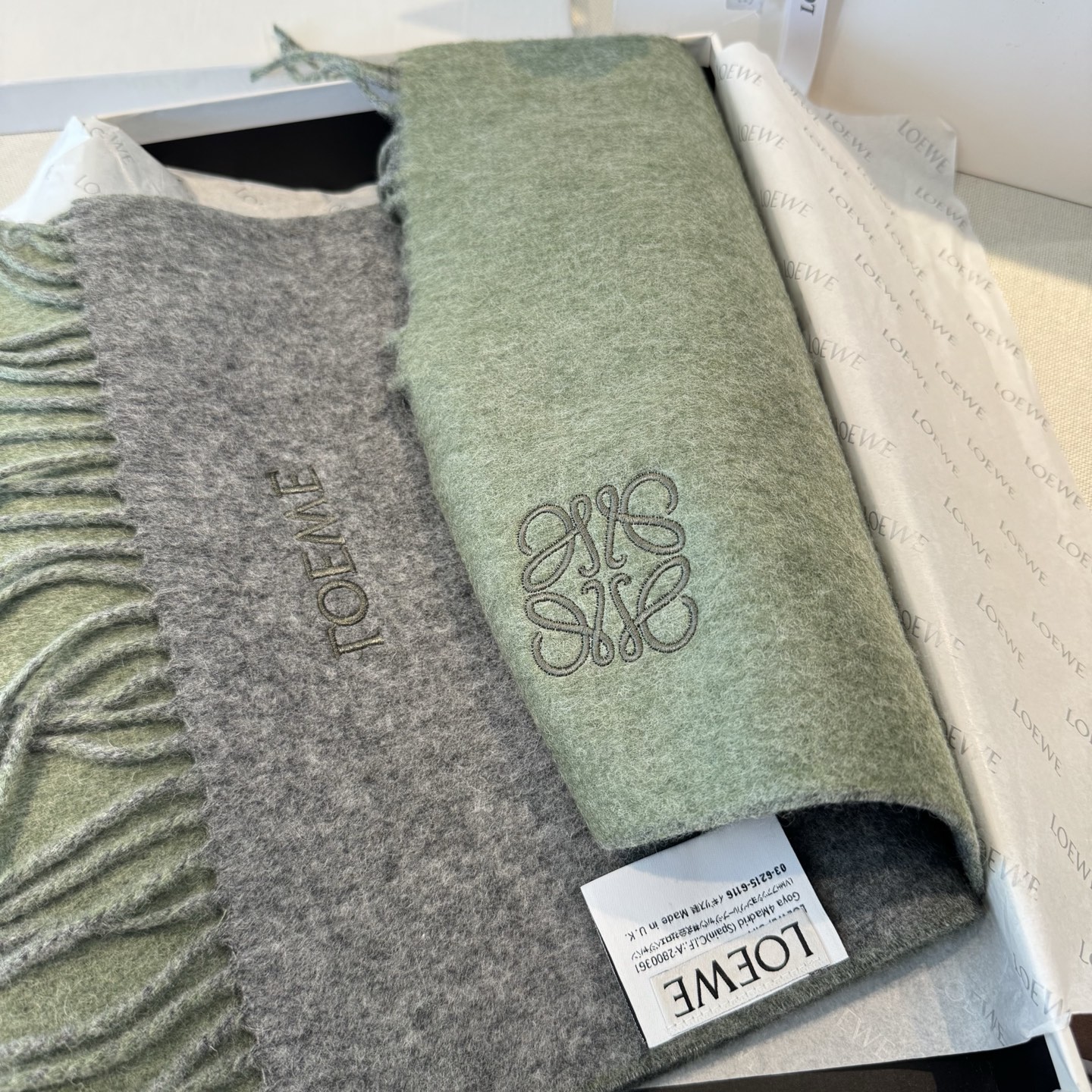 上新！Loewe · 罗意威️难得一见的温柔配色，低调又不失优雅❗️】重点推荐❗️双面配色，一条围巾两种